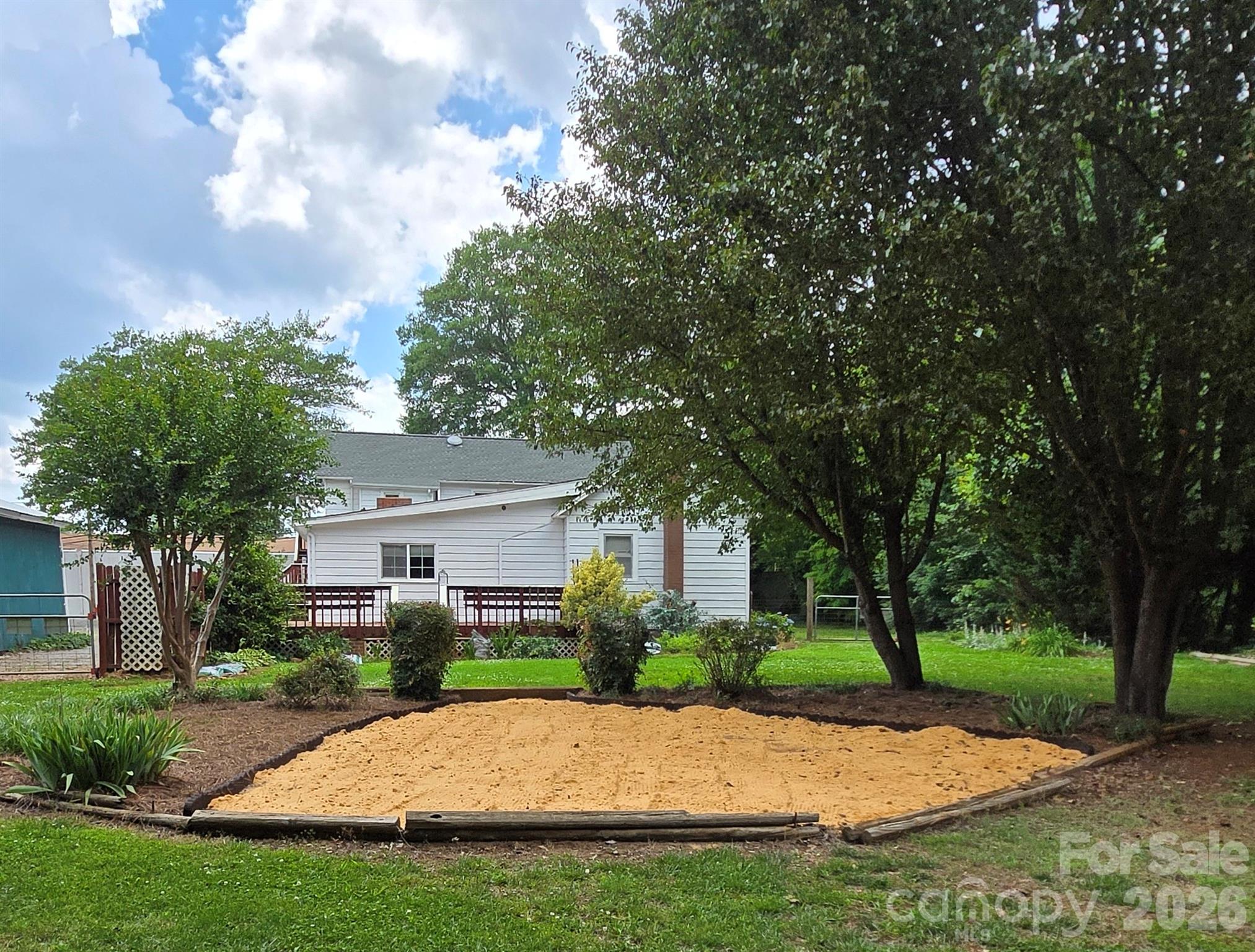 Beautiful landscaping - 1407 N College Avenue, Newton