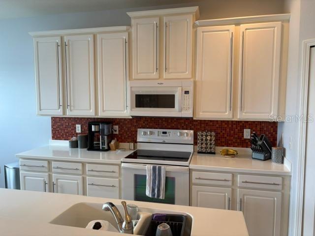 3662 Bright eat in kitchen & window - 3662 PARKRIDGE CIR #28-102, SARASOTA