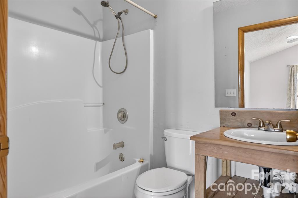 En-suite bathroom. - 00 Misery Ridge Trail, Mill Spring