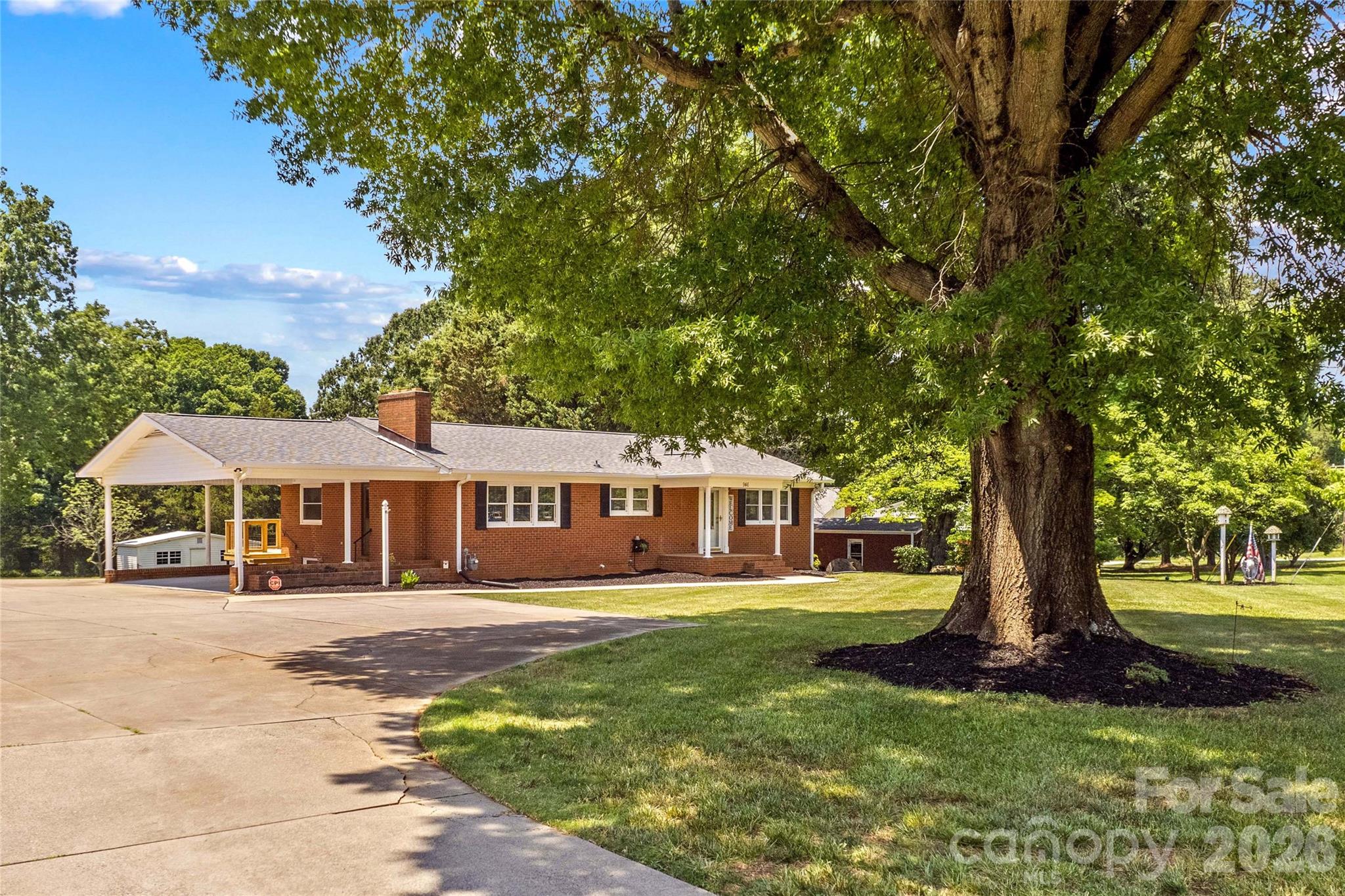 Single Family Residence at 946 Shearers Road, Mooresville, photo 3 of 48