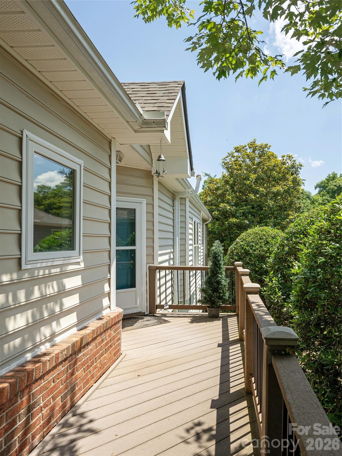 Single Family Residence at 171 Ashefield Court, Hendersonville, photo 2 of 33