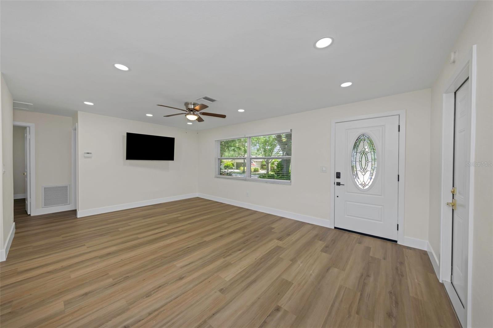 Living Room - Reverse View - 1806 VANCOUVER DR, CLEARWATER