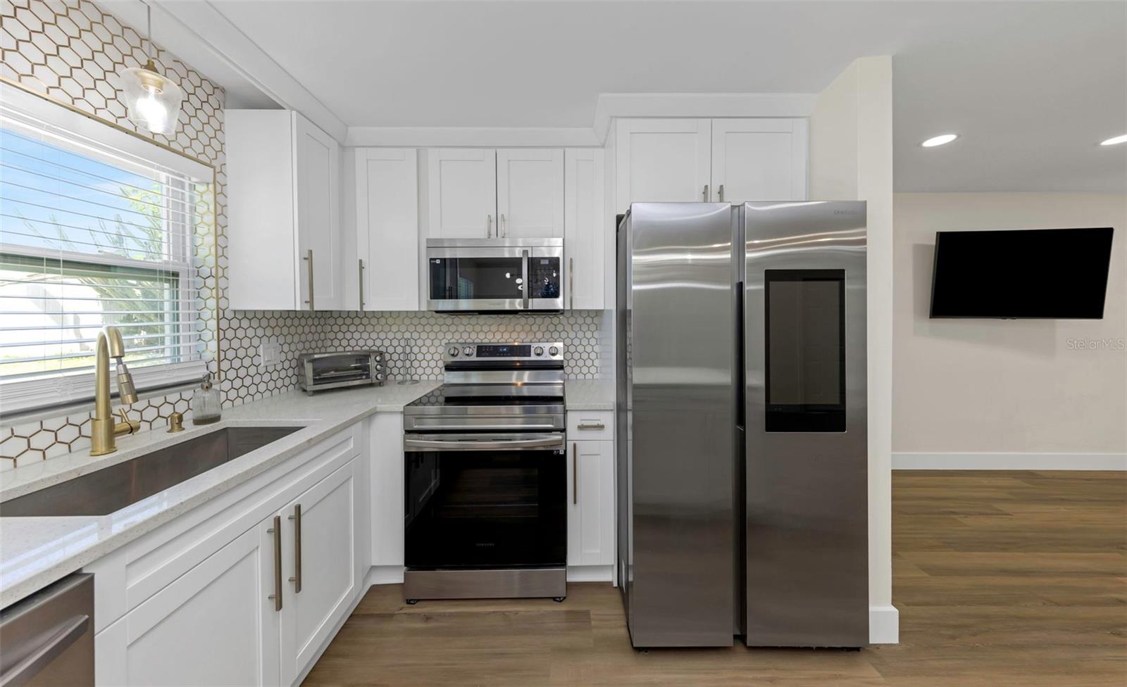 Kitchen - Side View - 1806 VANCOUVER DR, CLEARWATER