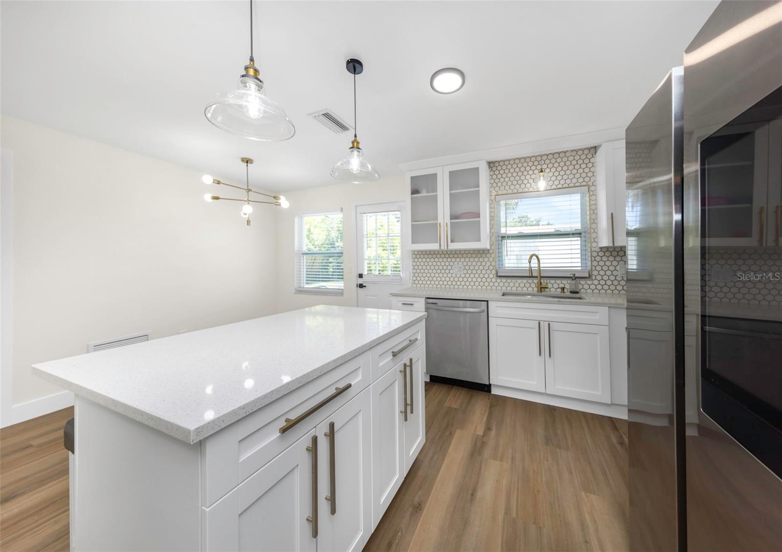 Kitchen - Island - 1806 VANCOUVER DR, CLEARWATER