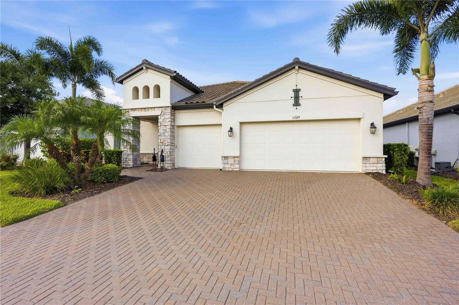 Single Family Residence at 11329 MONTSERRAT DR, VENICE, photo 2 of 75