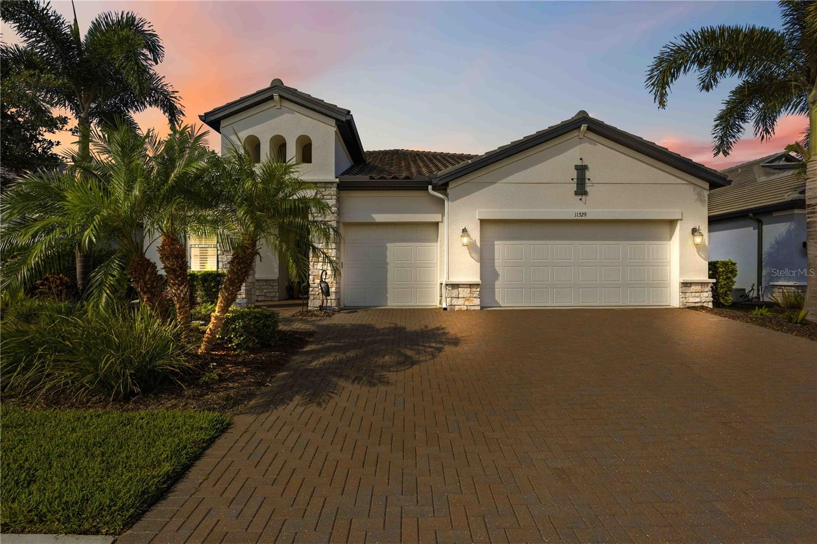 Single Family Residence at 11329 MONTSERRAT DR, VENICE, photo 4 of 75