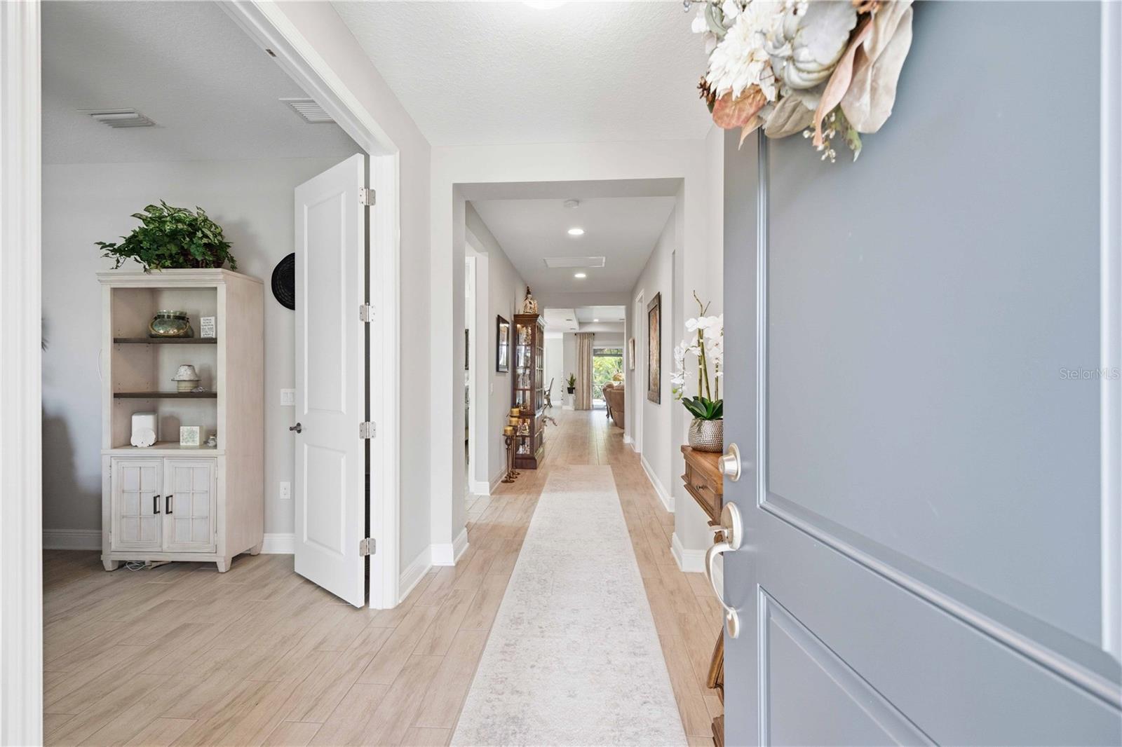 Single Family Residence at 11329 MONTSERRAT DR, VENICE, photo 8 of 75