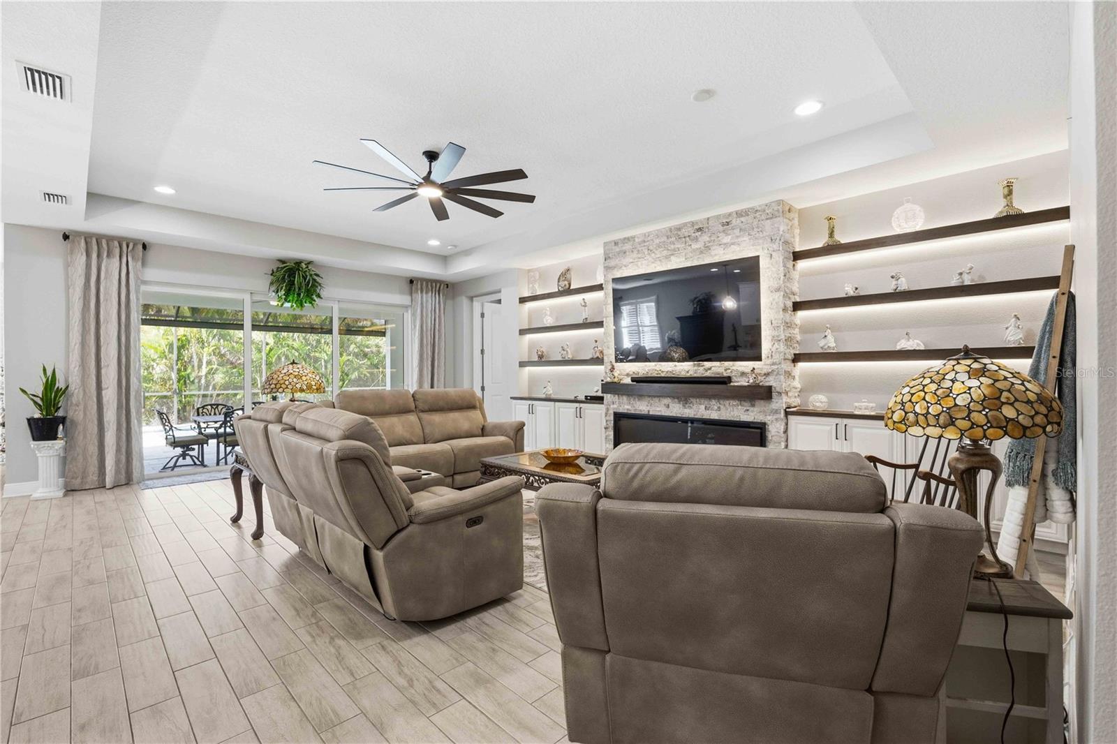 Single Family Residence at 11329 MONTSERRAT DR, VENICE, photo 9 of 75