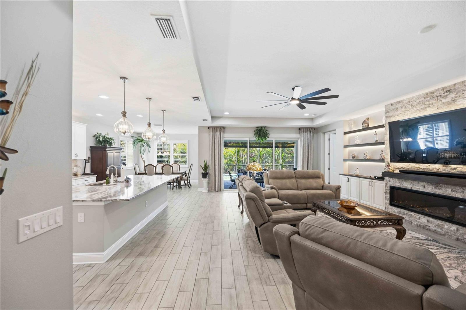 Single Family Residence at 11329 MONTSERRAT DR, VENICE, photo 10 of 75