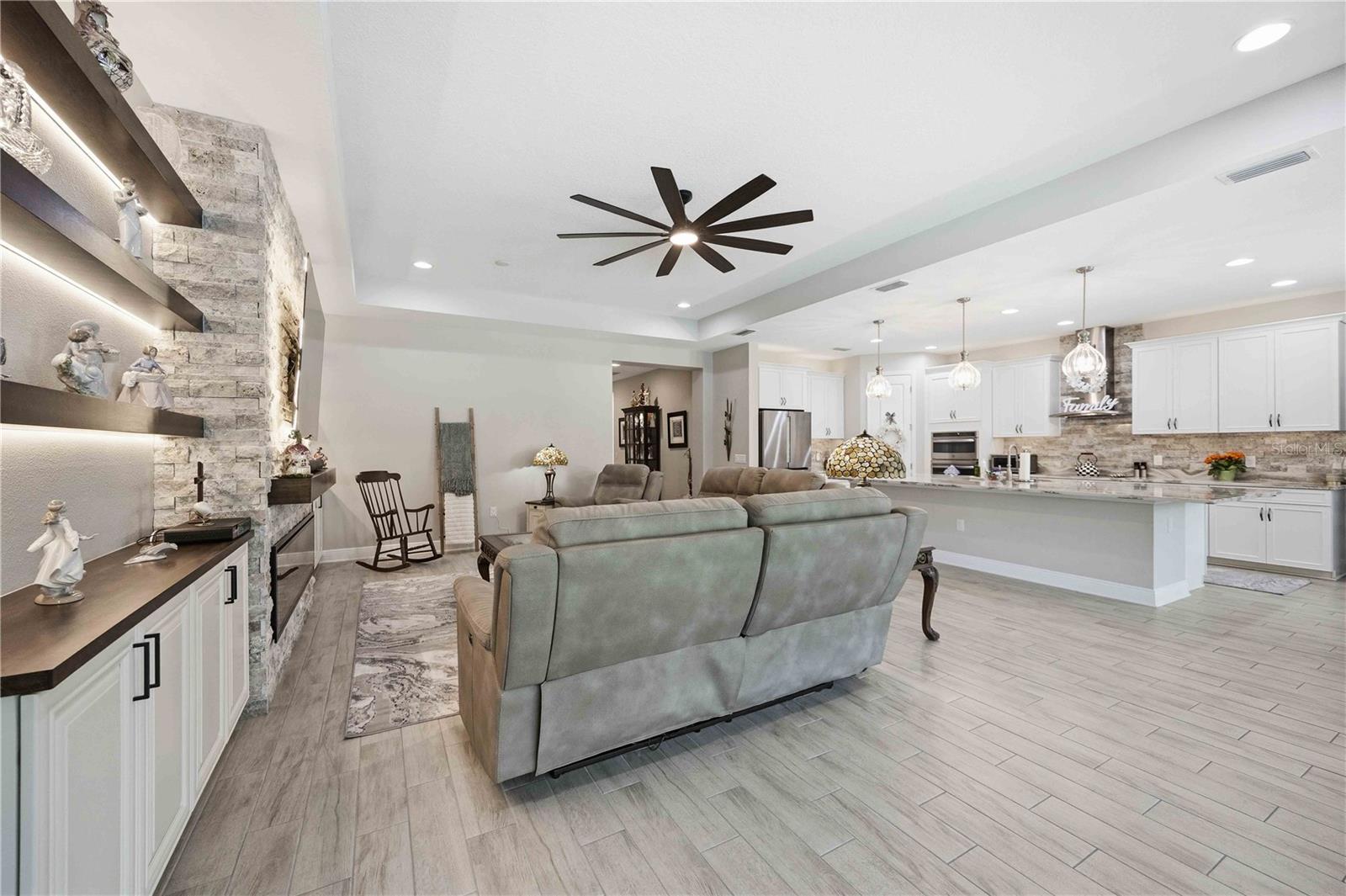 Single Family Residence at 11329 MONTSERRAT DR, VENICE, photo 12 of 75