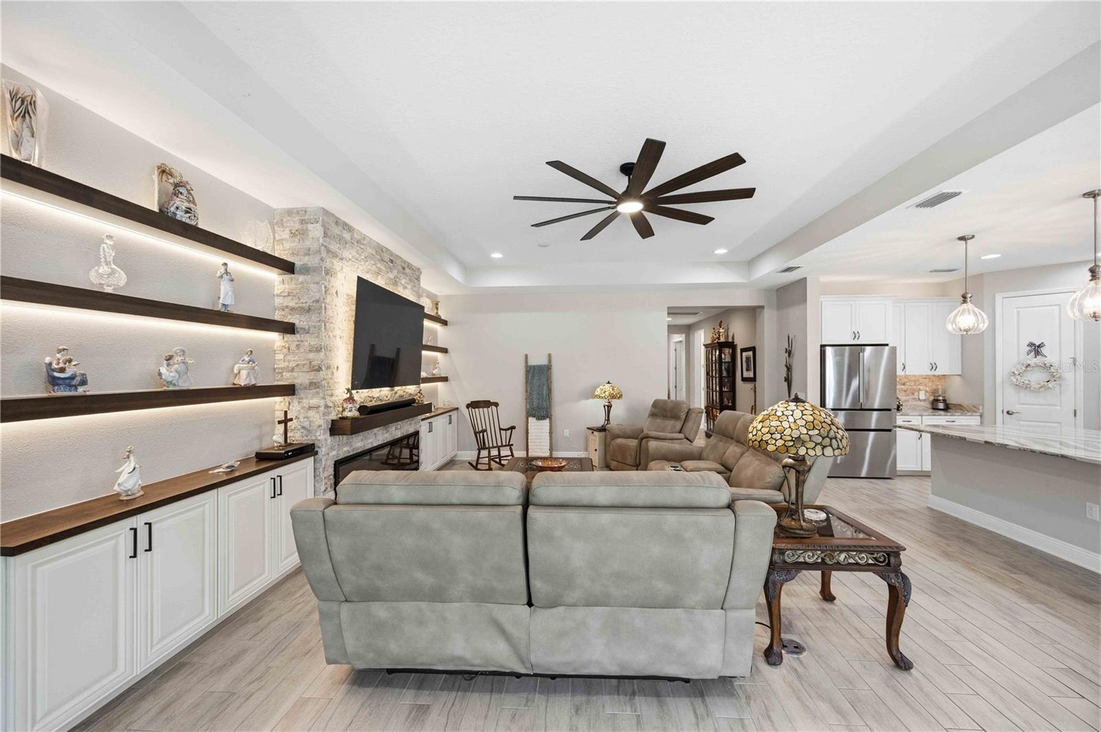 Single Family Residence at 11329 MONTSERRAT DR, VENICE, photo 13 of 75