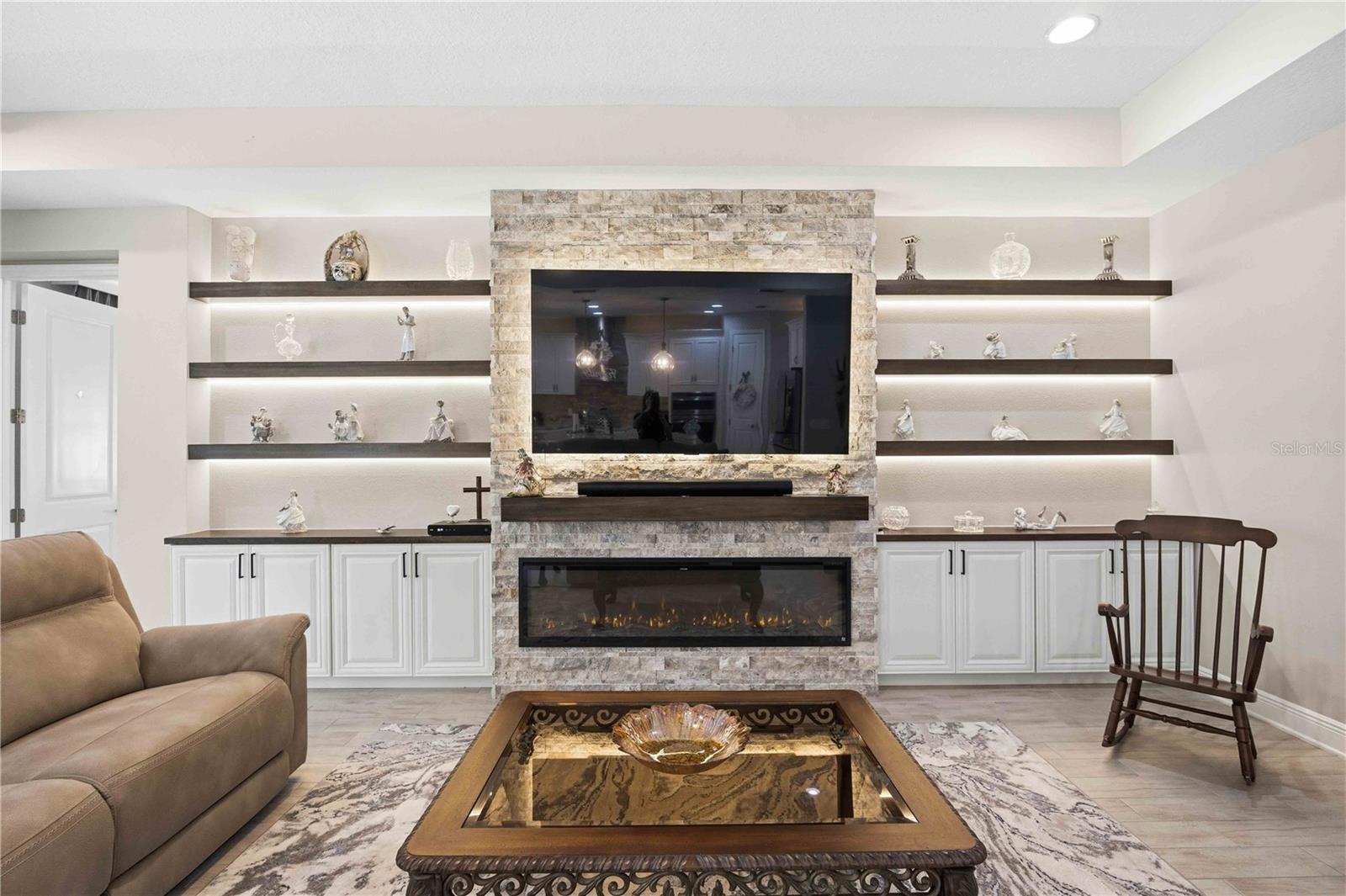 Single Family Residence at 11329 MONTSERRAT DR, VENICE, photo 14 of 75