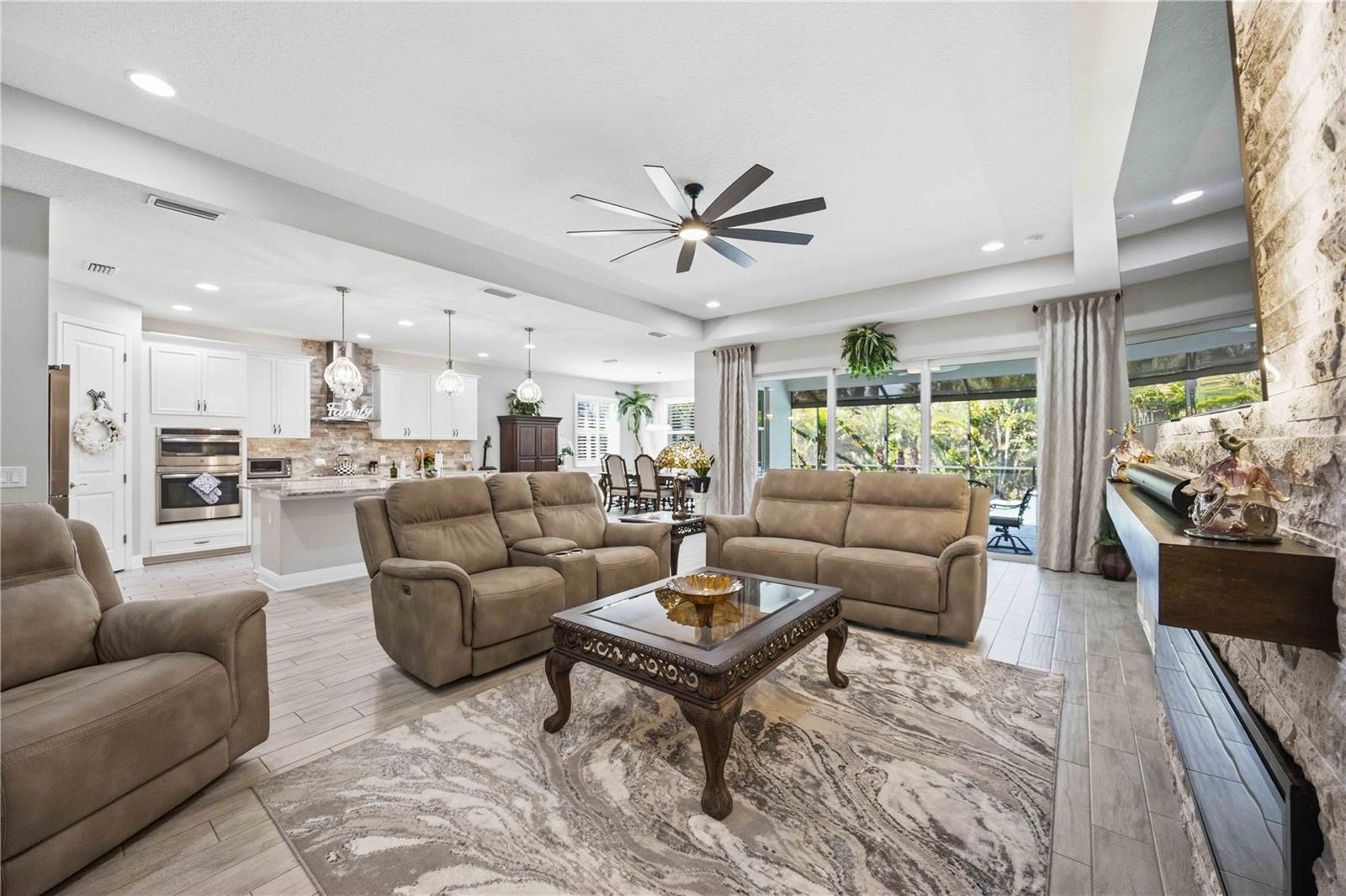 Single Family Residence at 11329 MONTSERRAT DR, VENICE, photo 16 of 75