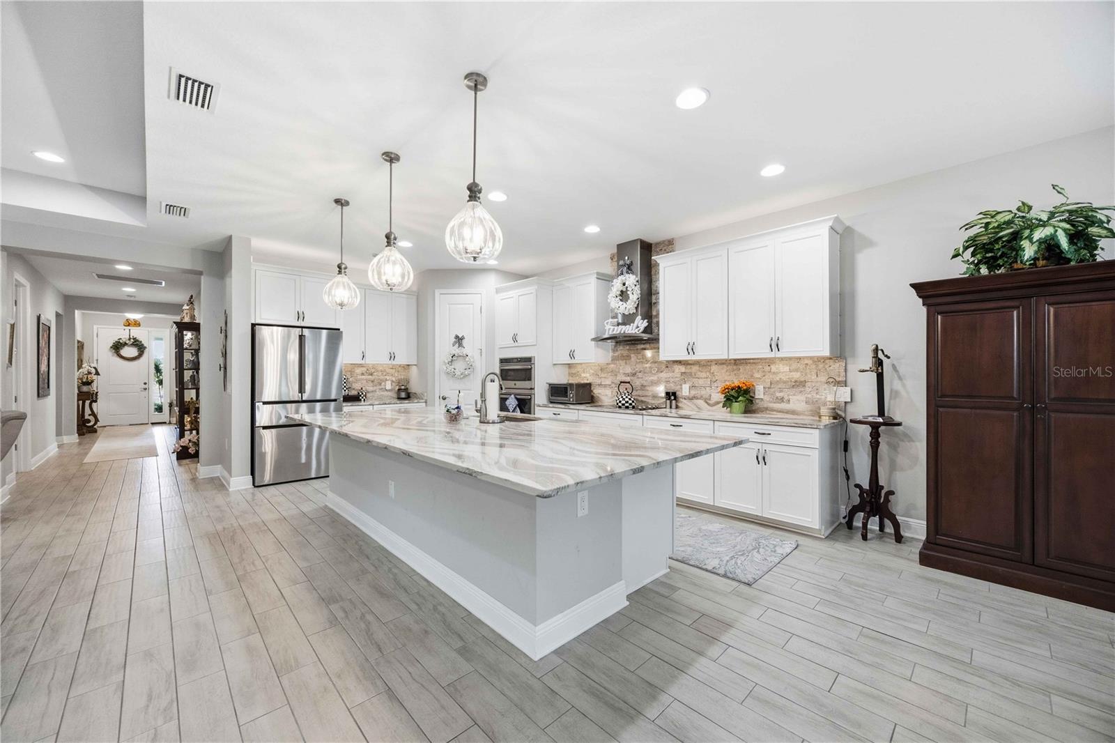 Single Family Residence at 11329 MONTSERRAT DR, VENICE, photo 17 of 75