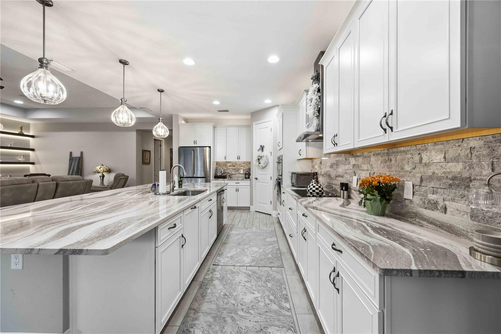 Single Family Residence at 11329 MONTSERRAT DR, VENICE, photo 18 of 75