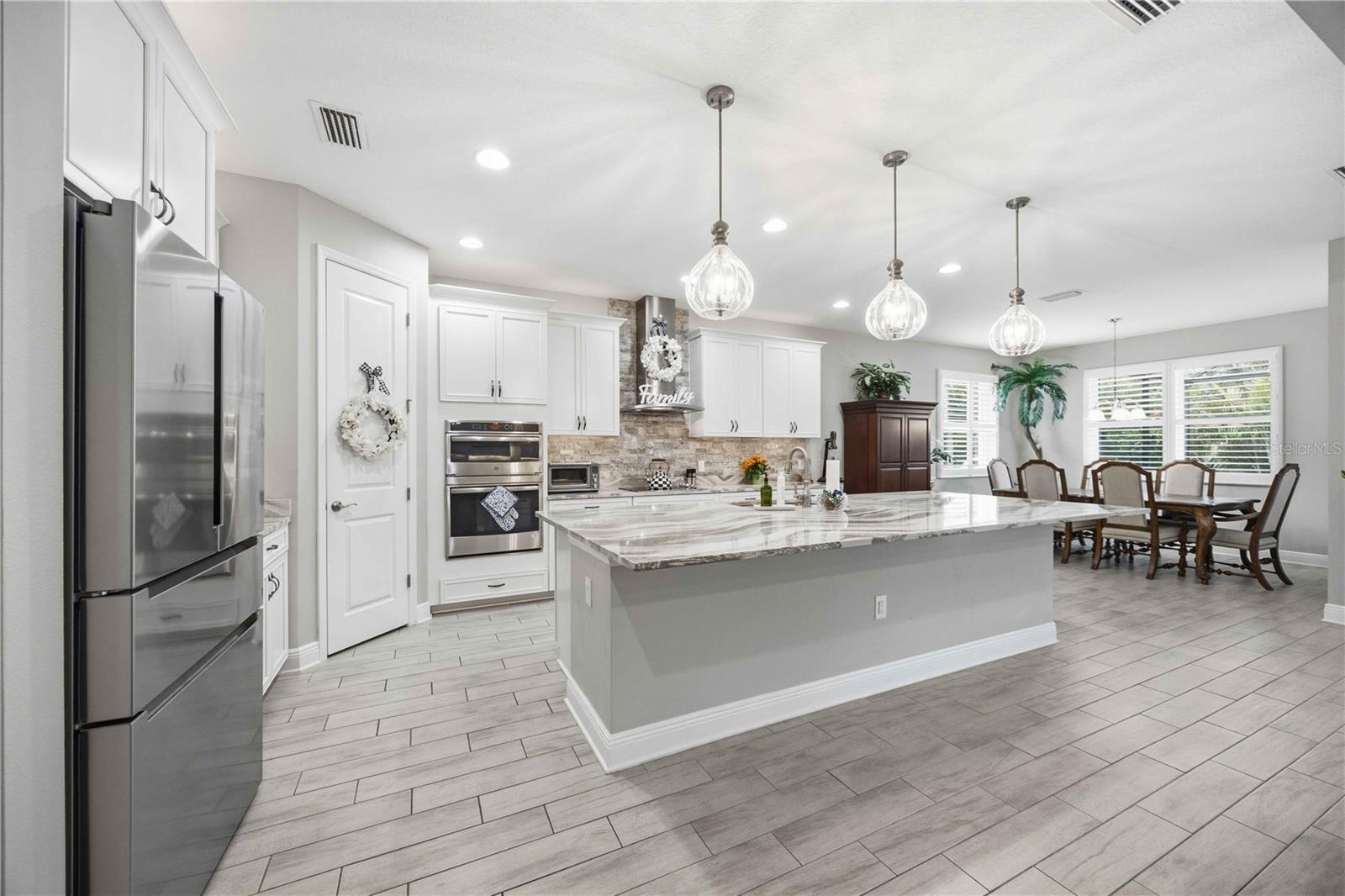 Single Family Residence at 11329 MONTSERRAT DR, VENICE, photo 20 of 75