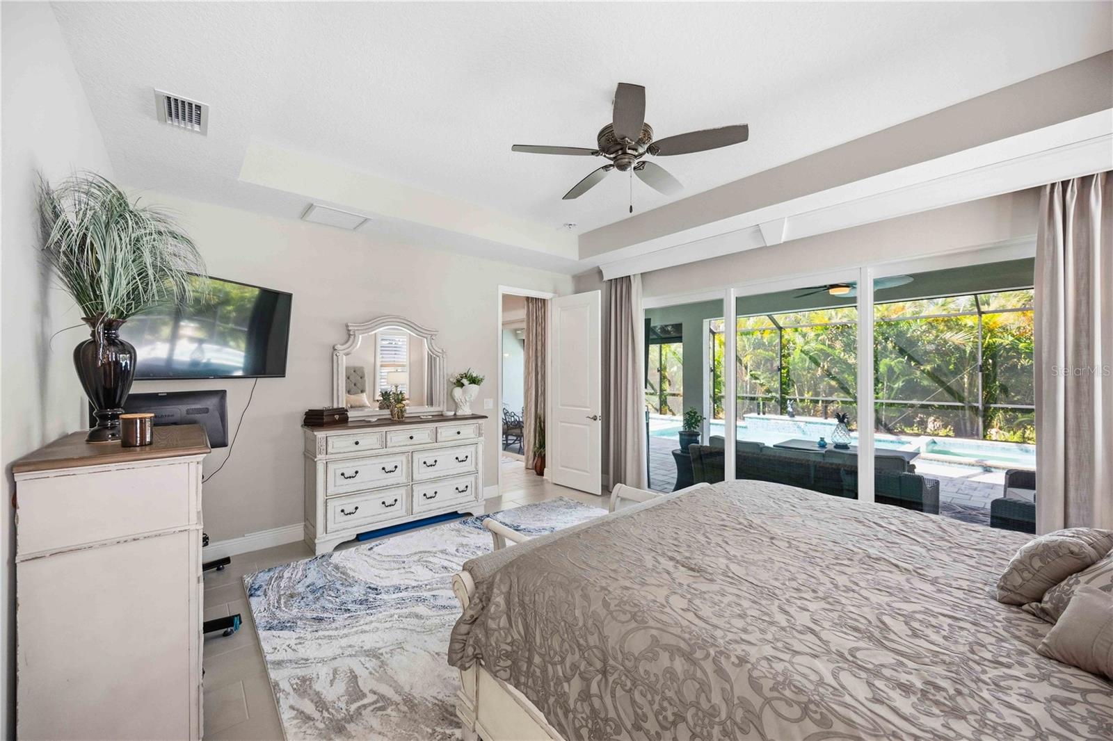 Single Family Residence at 11329 MONTSERRAT DR, VENICE, photo 28 of 75