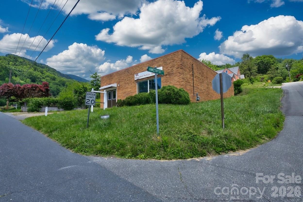Corner of Walnut Ave., & Amethyst St. - 193 Walnut Avenue, Spruce Pine