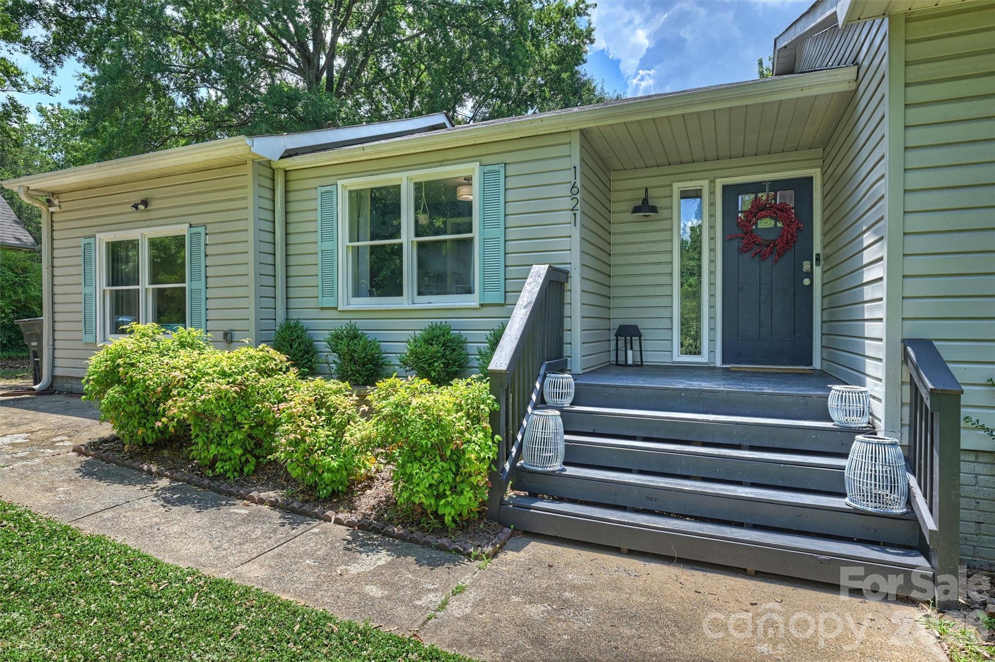 Single Family Residence at 1621 Brook Drive, Fort Mill, photo 3 of 46
