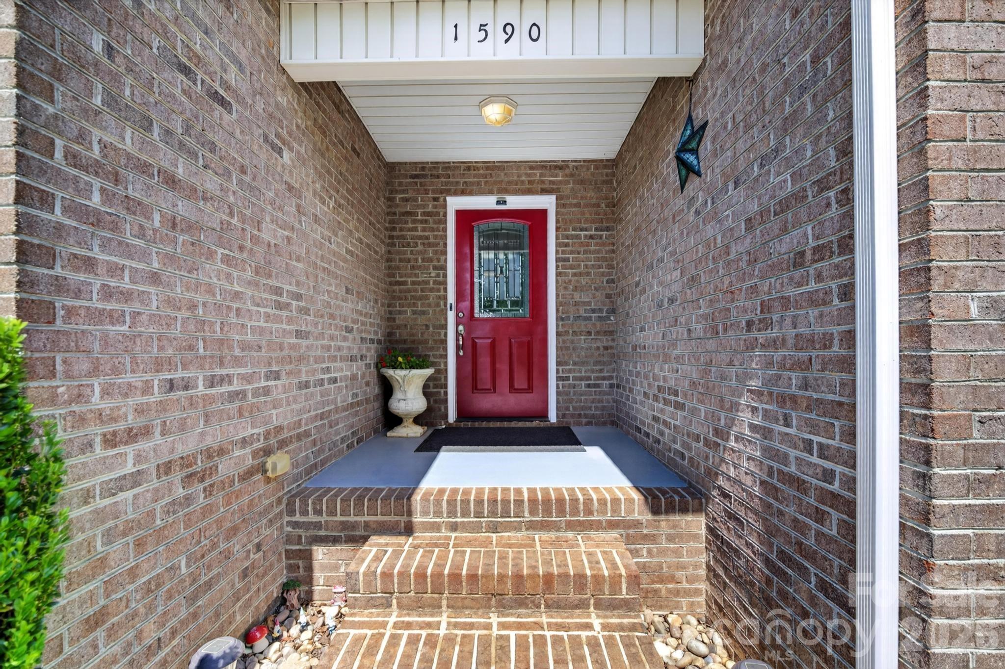 Single Family Residence at 1590 Mayfair Drive, Conover, photo 5 of 42