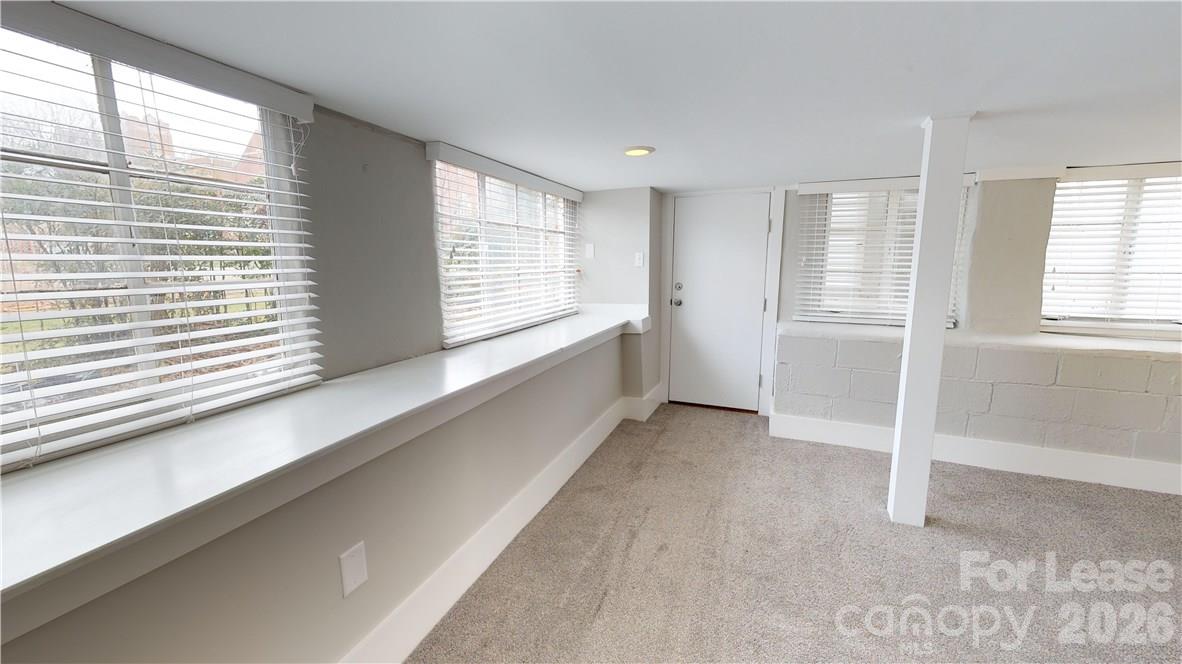 Apartment at 428 Hawthorne Lane, Charlotte, photo 3 of 8