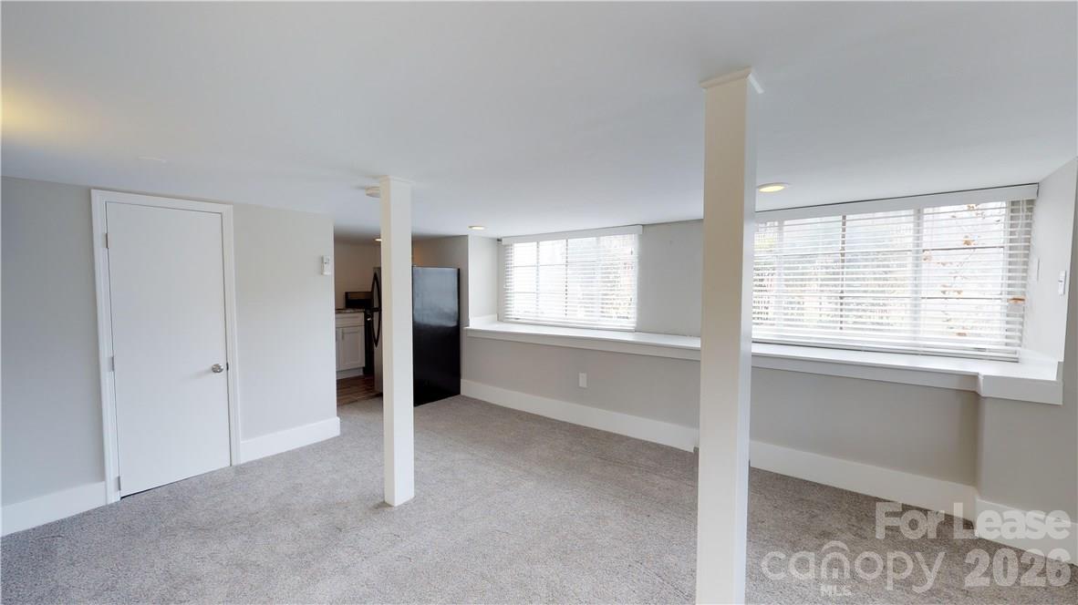 Apartment at 428 Hawthorne Lane, Charlotte, photo 4 of 8