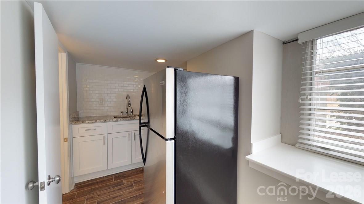 Apartment at 428 Hawthorne Lane, Charlotte, photo 5 of 8