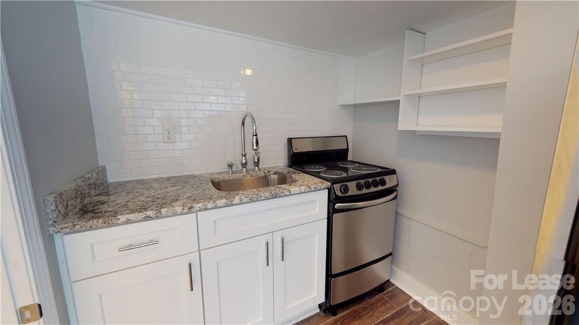 Apartment at 428 Hawthorne Lane, Charlotte, photo 6 of 8