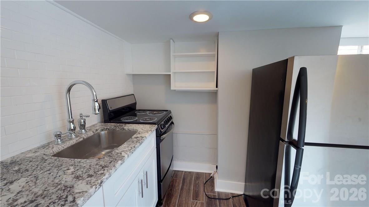Apartment at 428 Hawthorne Lane, Charlotte, photo 7 of 8