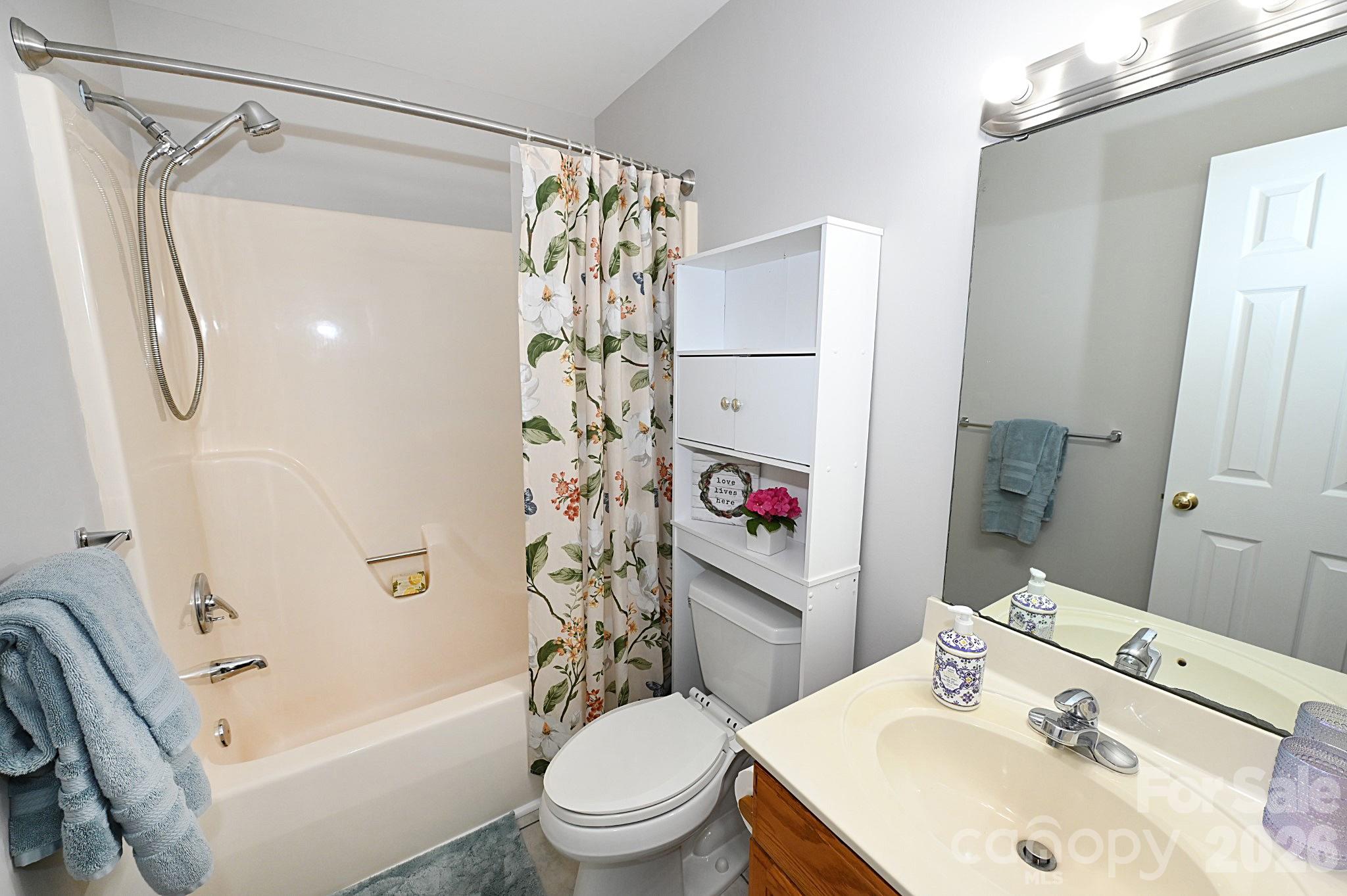 Primary bathroom - 1035 E 24th Street, Newton
