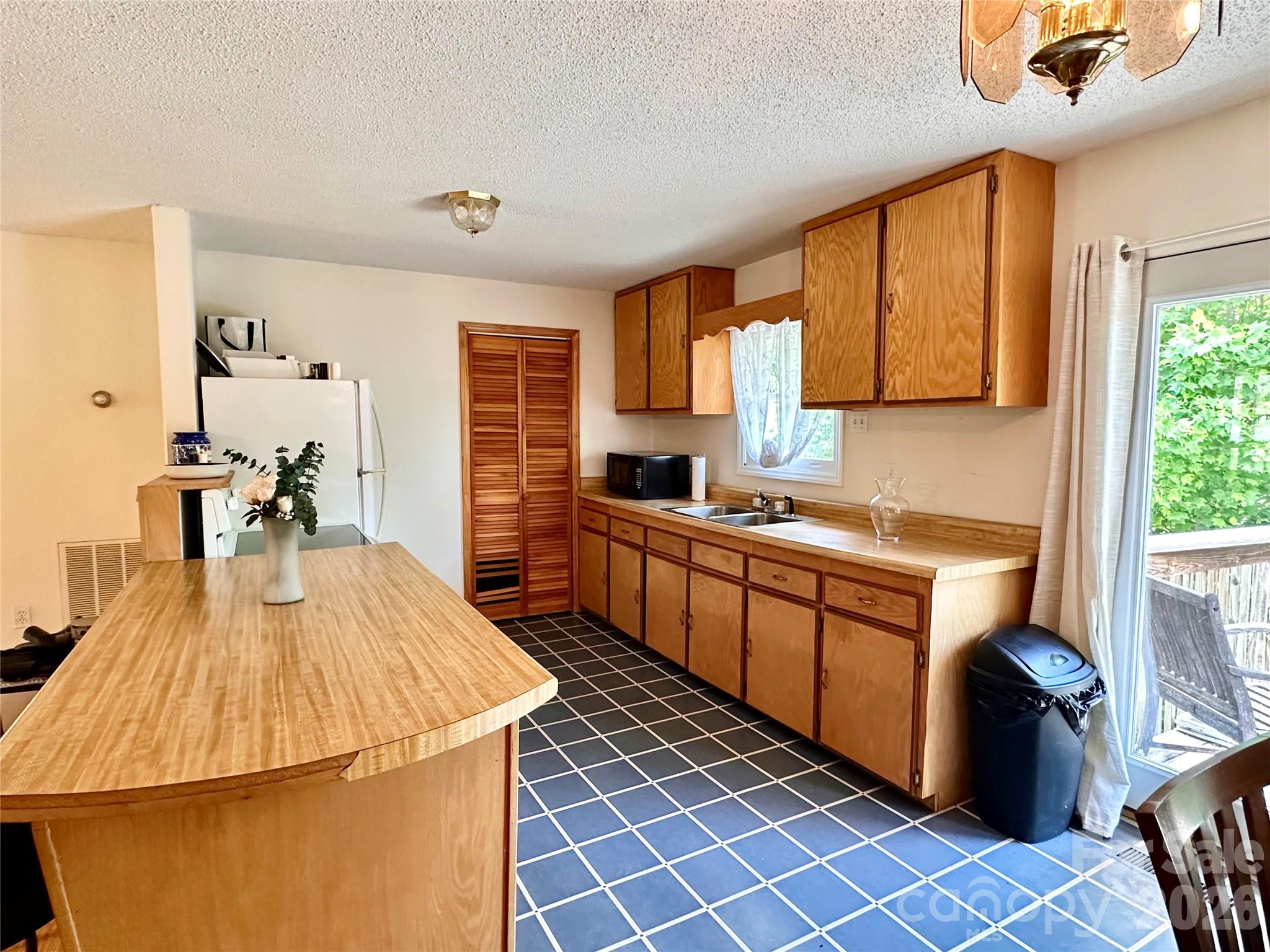 House Kitchen-Main Level - 422 US Highway 19E Highway, Spruce Pine