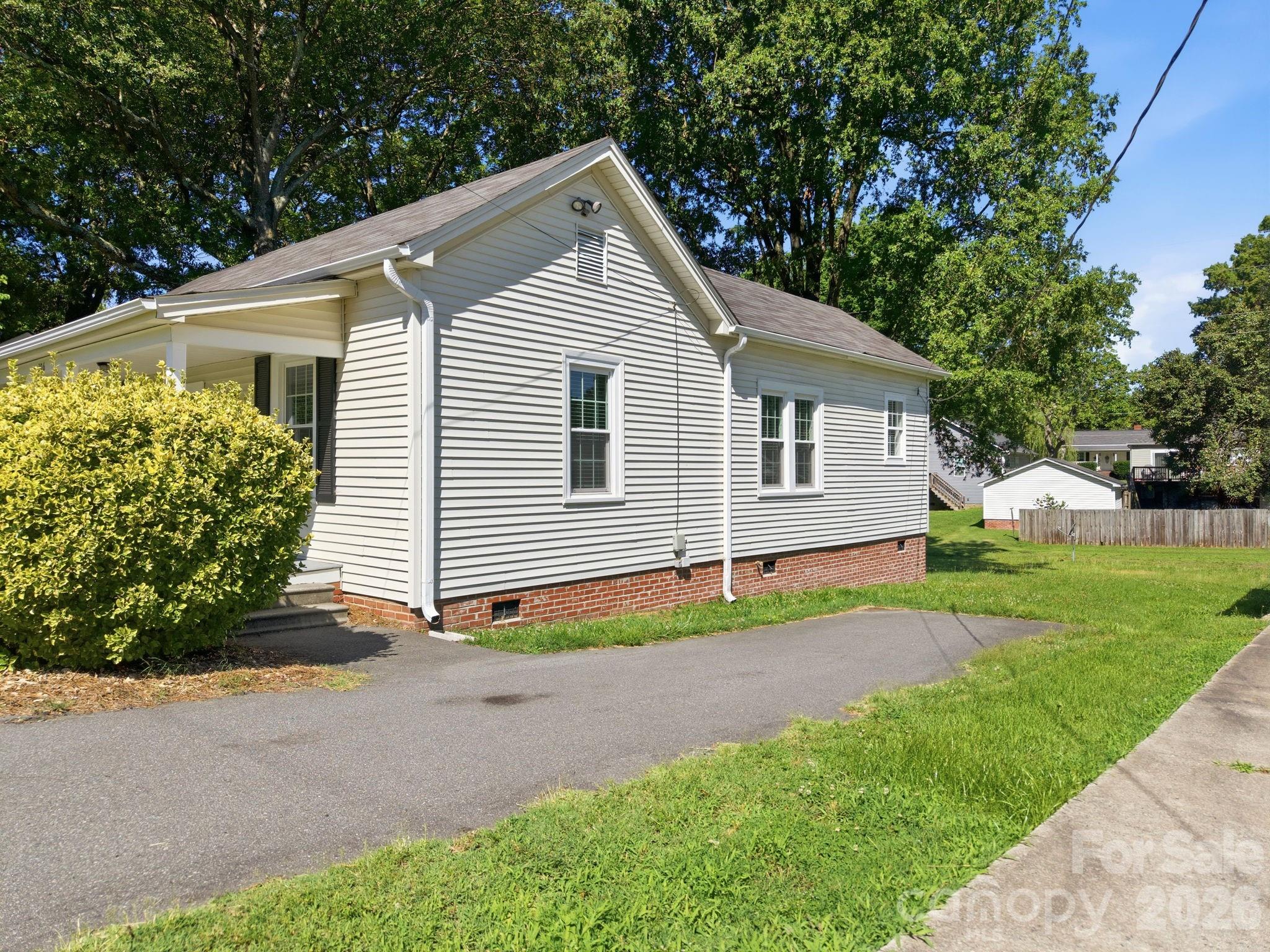 Single Family Residence at 306 York Avenue, Kannapolis, photo 5 of 39