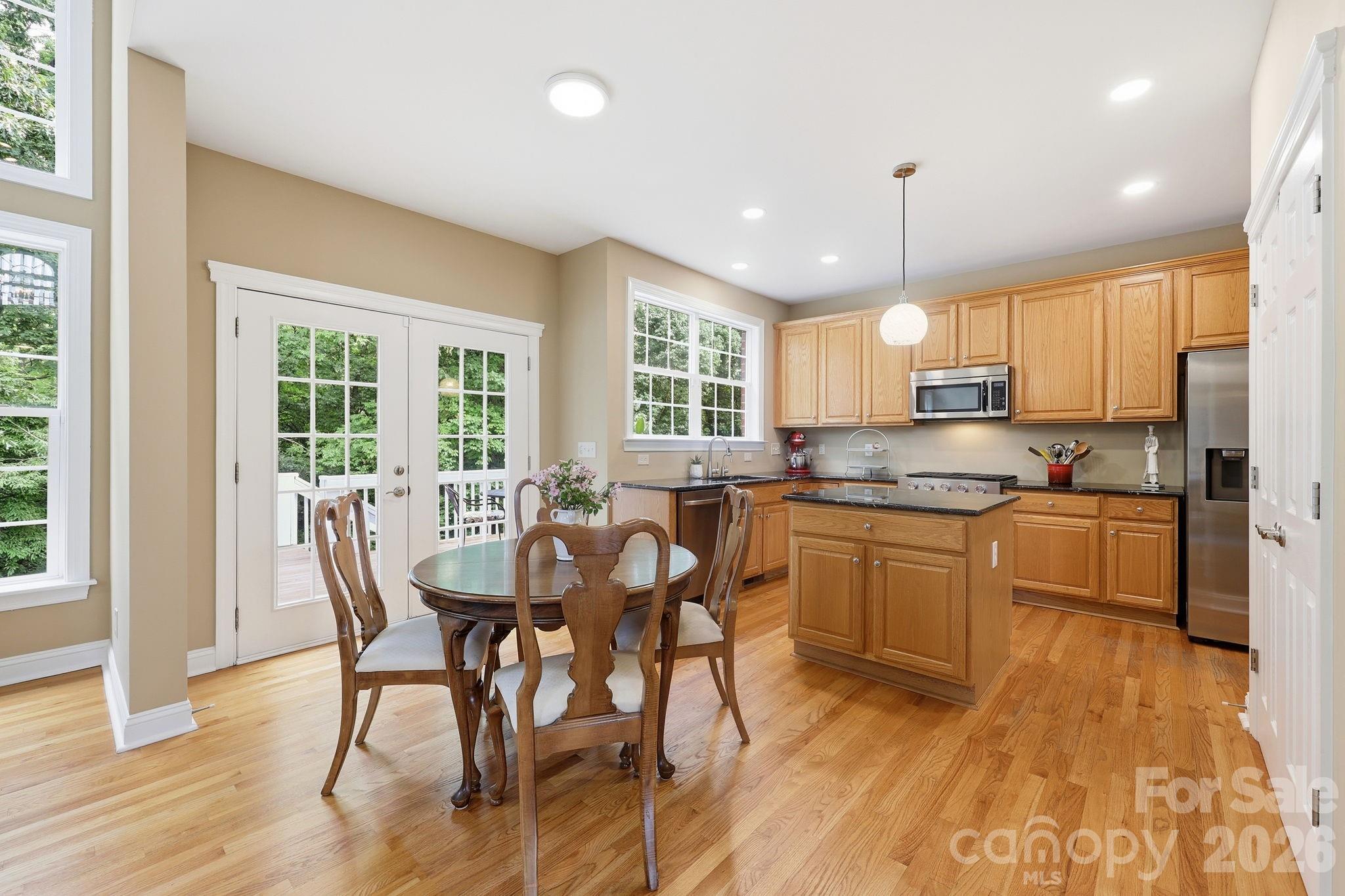 open floor plan - view of kitchen and breakfast area leading onto expansive deck - 9329 Uxbridge Lane, Huntersville