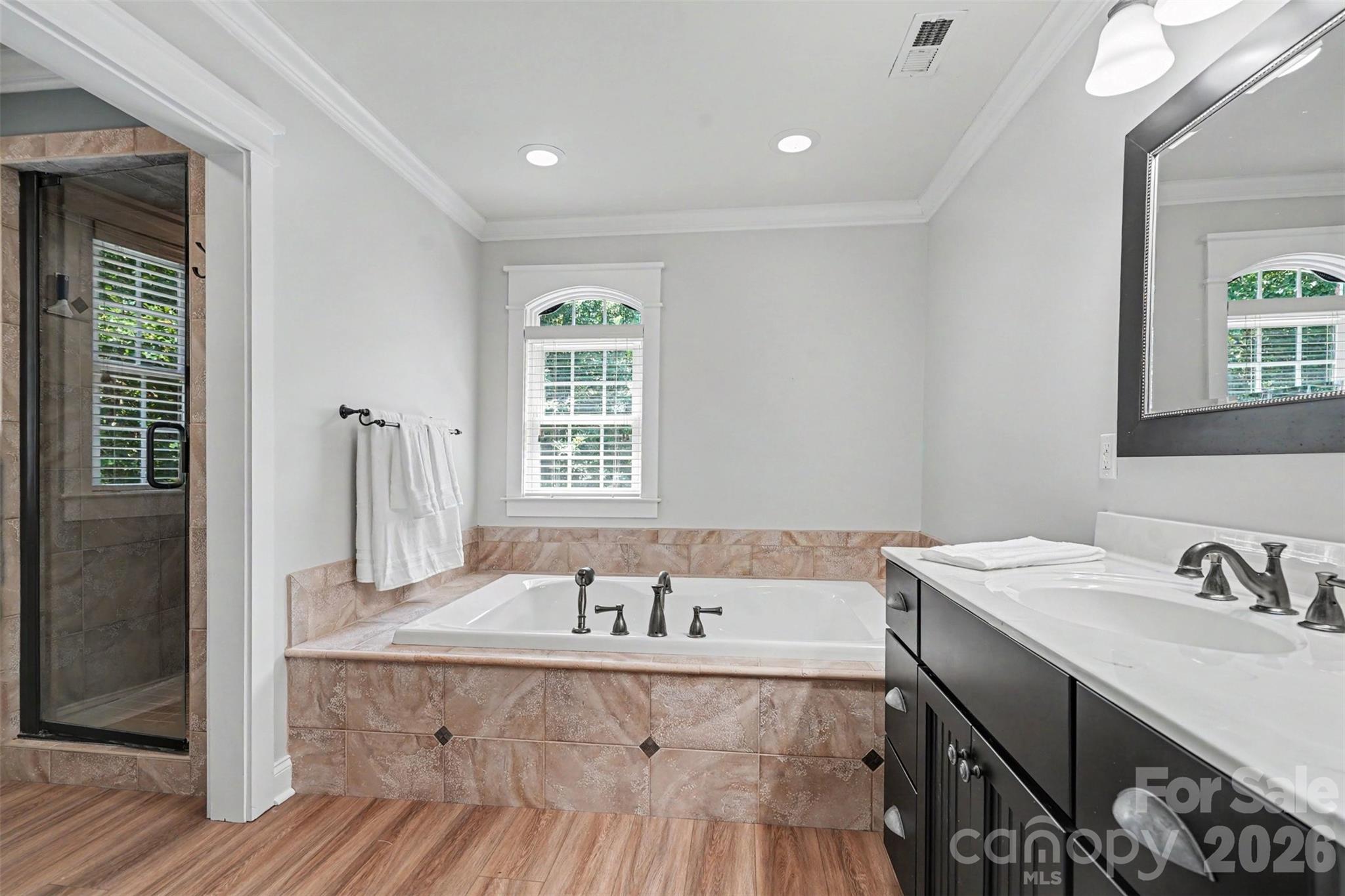 Large tub for relaxing - 162 Twin Lakes Drive, Statesville