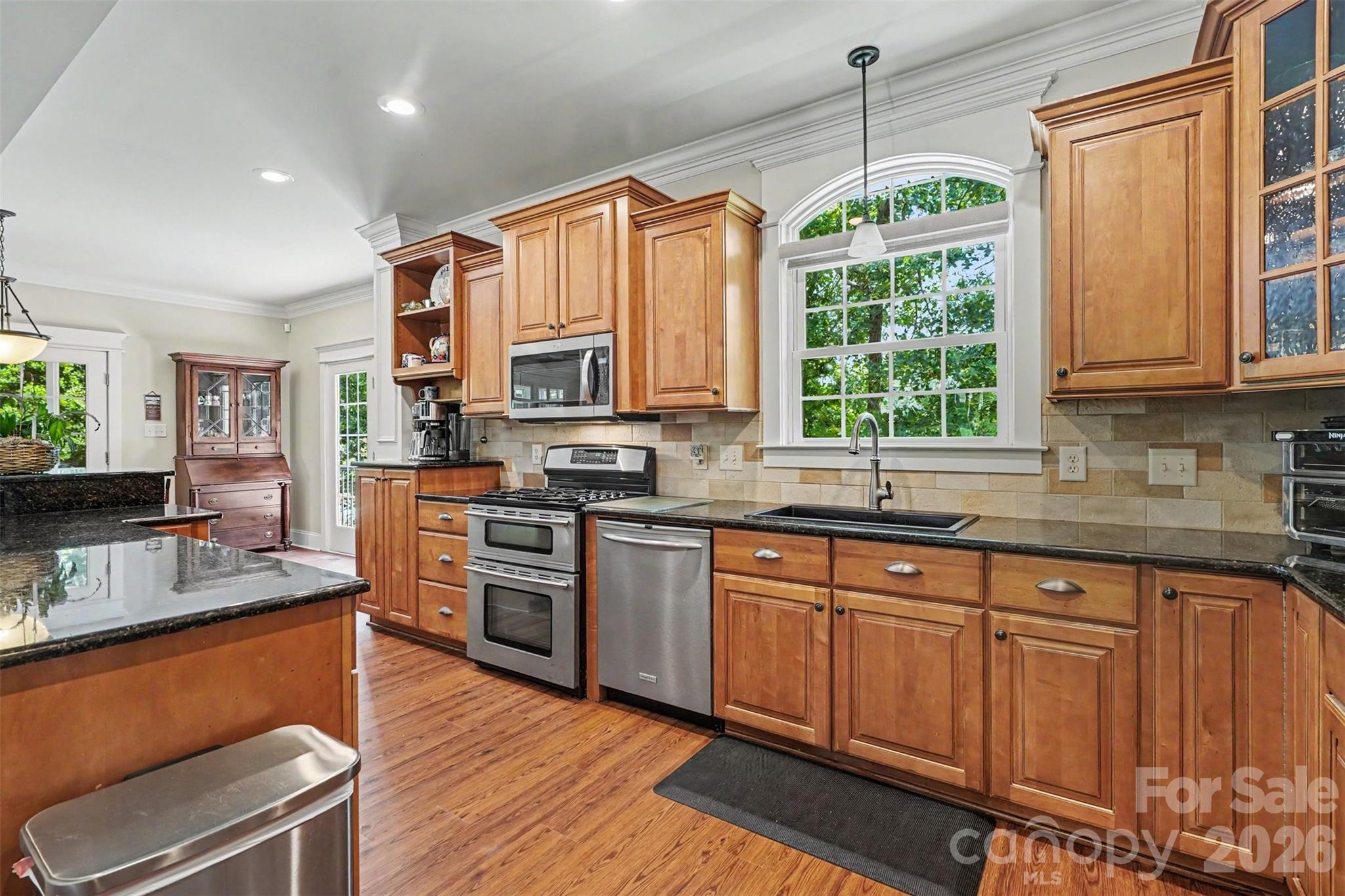 Plenty of storage in this beautiful kitchen - 162 Twin Lakes Drive, Statesville