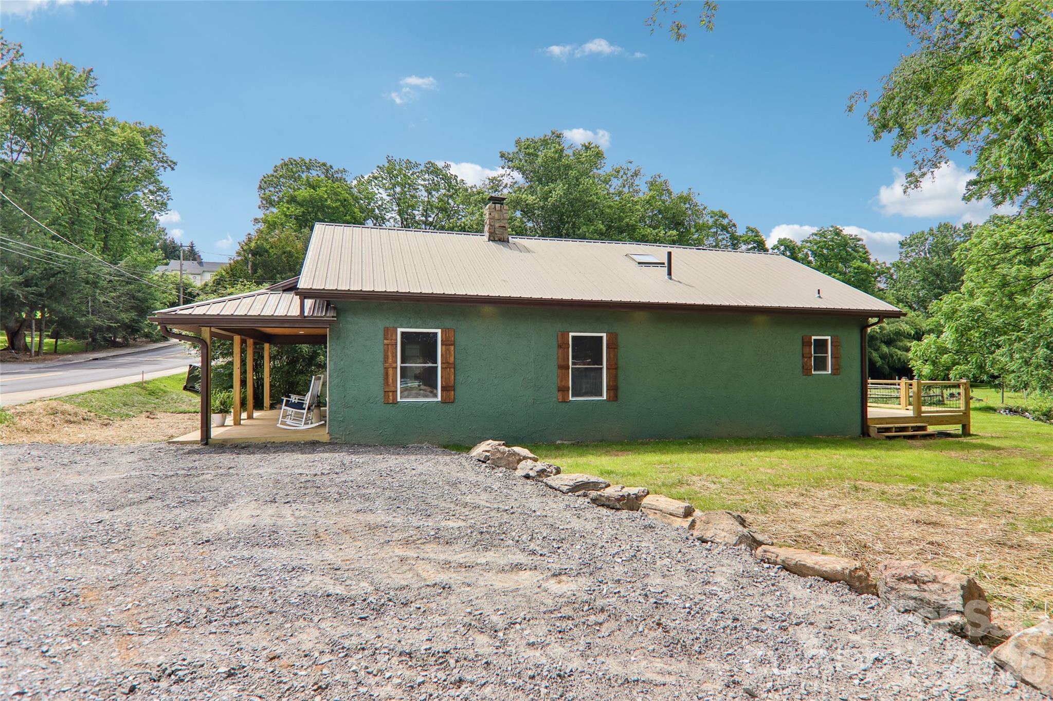 large circular driveway - 169 East Street, Waynesville