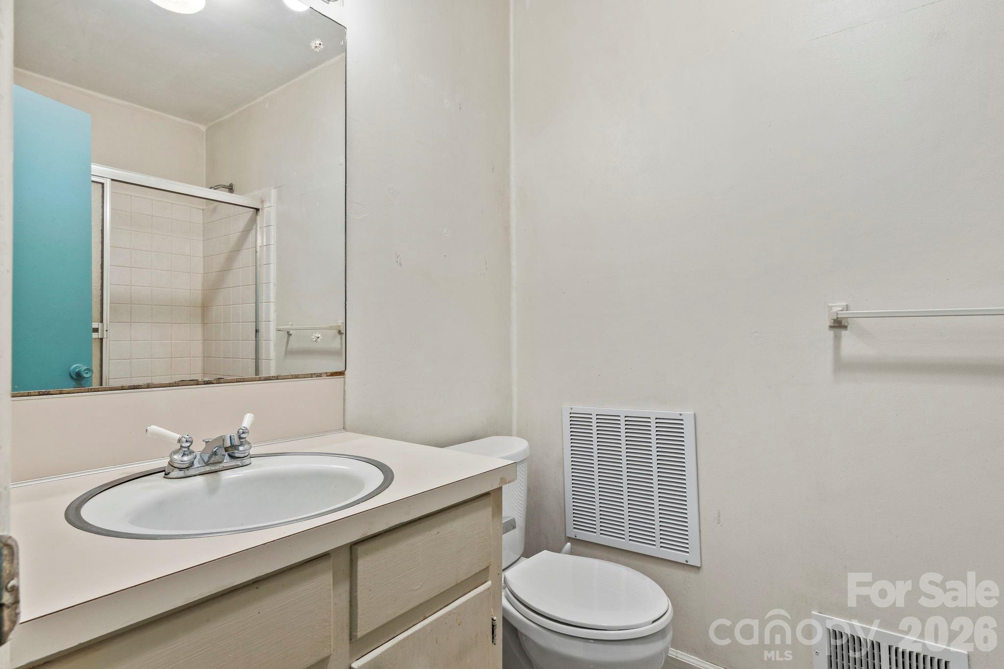 Hall Bathroom - 2951 7th Street Drive NE, Hickory
