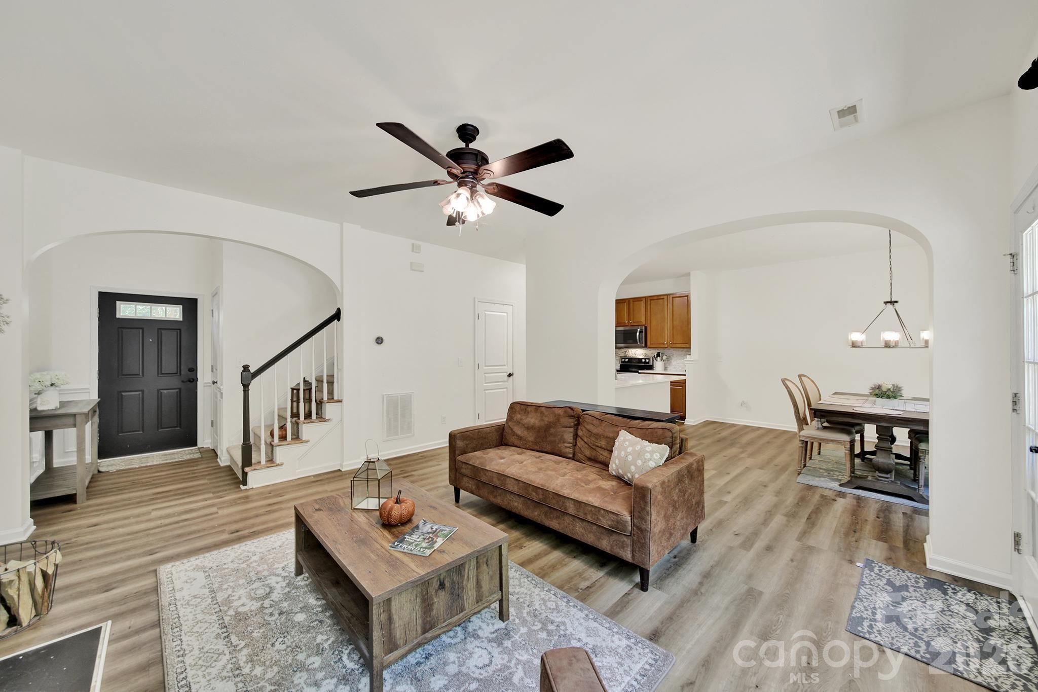 Single Family Residence at 3936 Caliper Place, Fort Mill, photo 4 of 36
