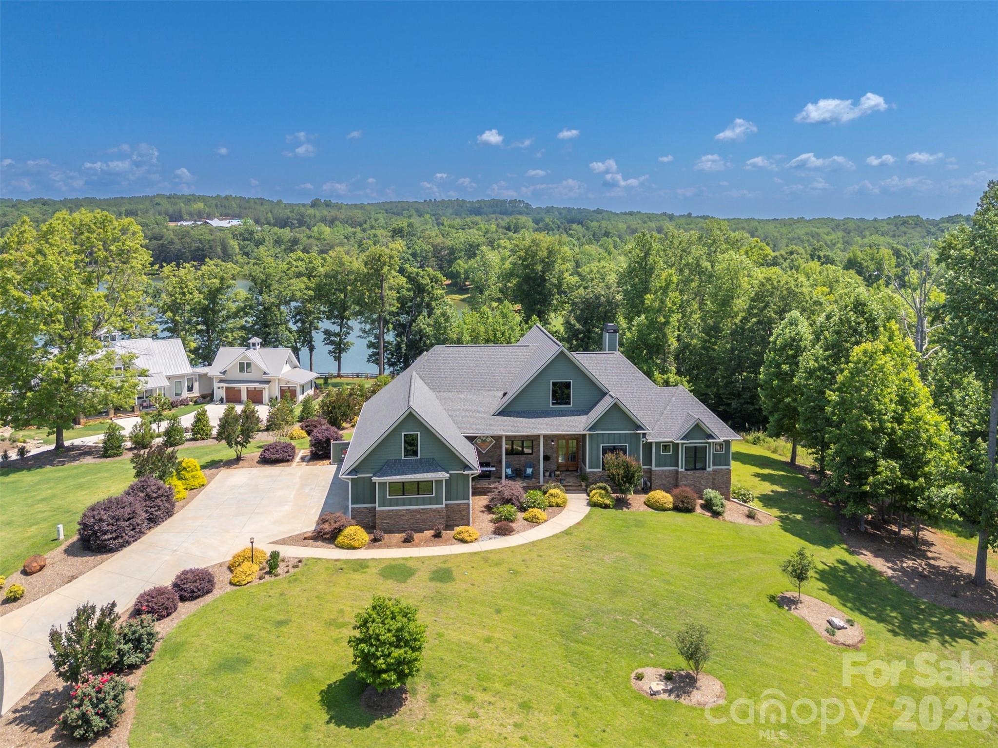 Beautiful landscaping - 398 Mapleton Lane, Columbus