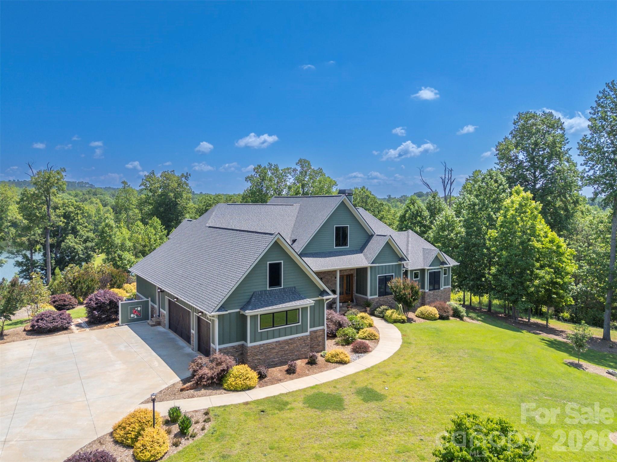 Concrete driveway and 3 car garage - 398 Mapleton Lane, Columbus