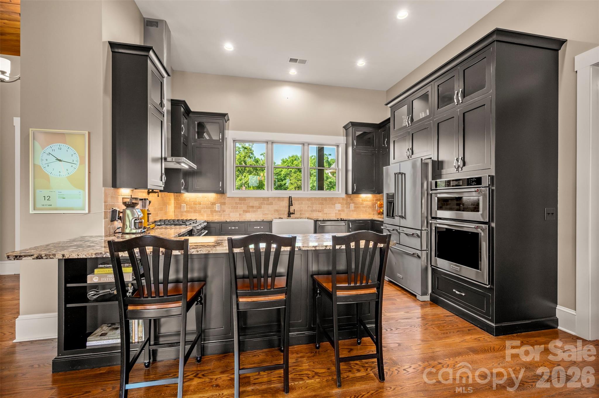 Large kitchen with walk in pantry and breakfast bar - 398 Mapleton Lane, Columbus