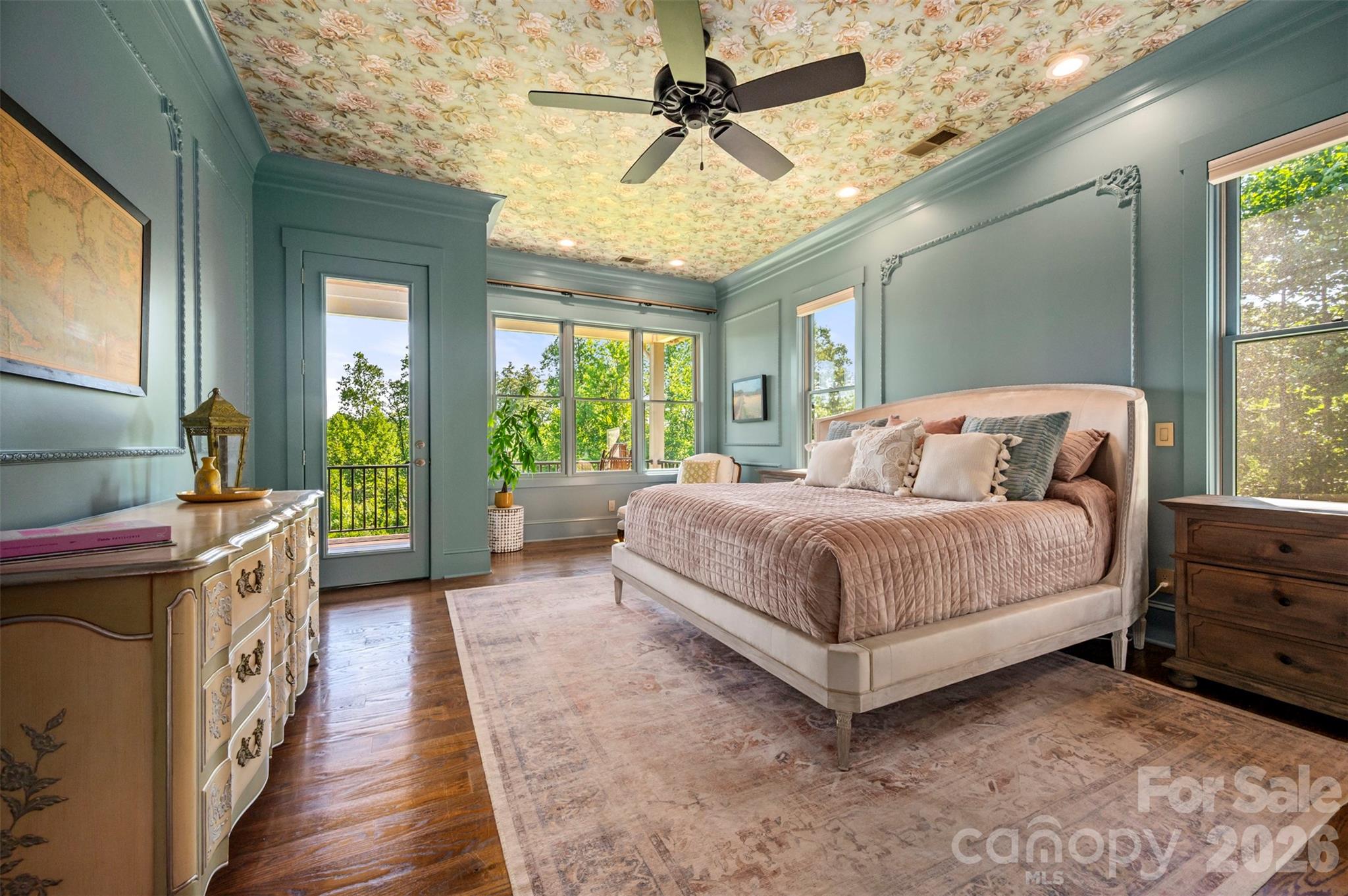 Main bedroom with sitting area and door to covered porch - 398 Mapleton Lane, Columbus