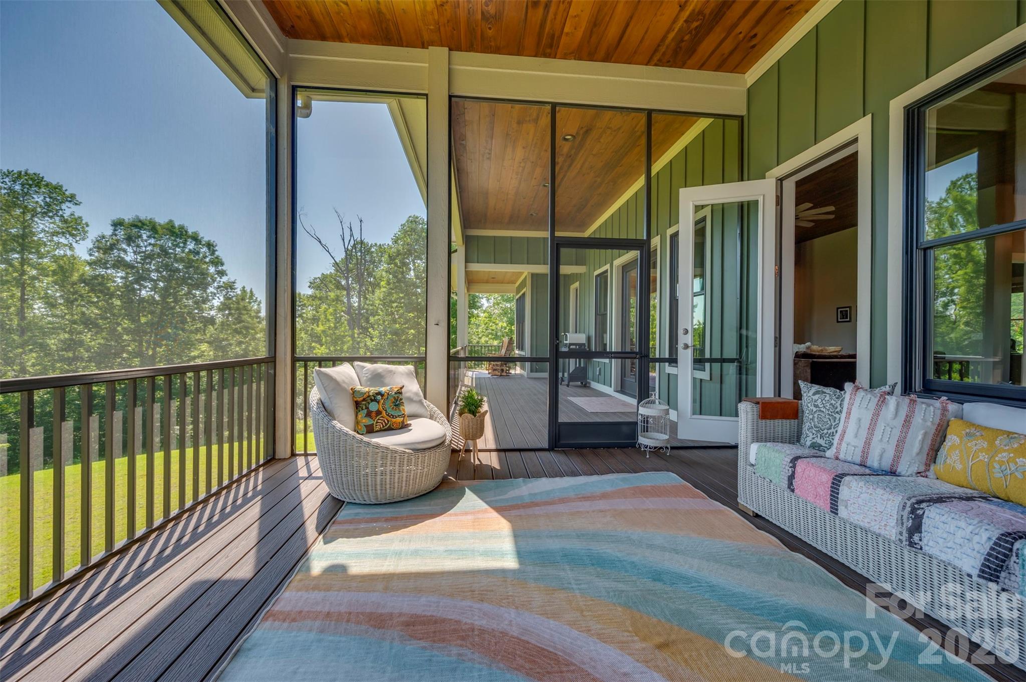 Screened-in covered porch - 398 Mapleton Lane, Columbus
