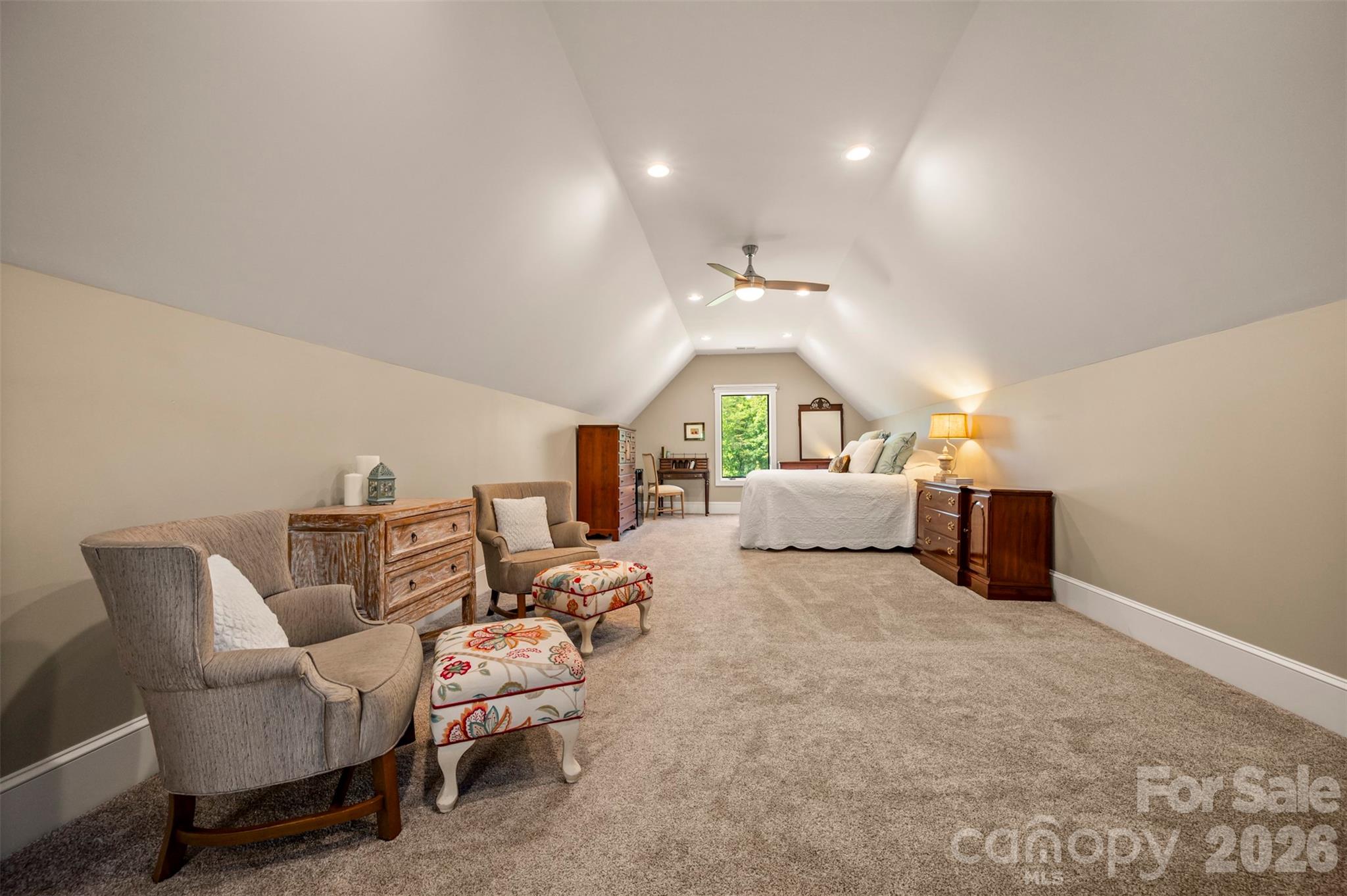 Suite above the garage with full bath and walk-in closet - 398 Mapleton Lane, Columbus