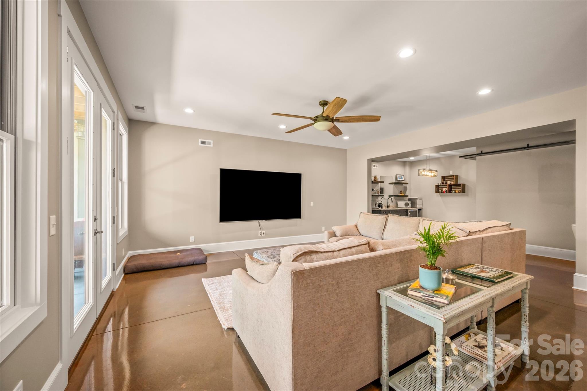 Family friendly TV area - 398 Mapleton Lane, Columbus