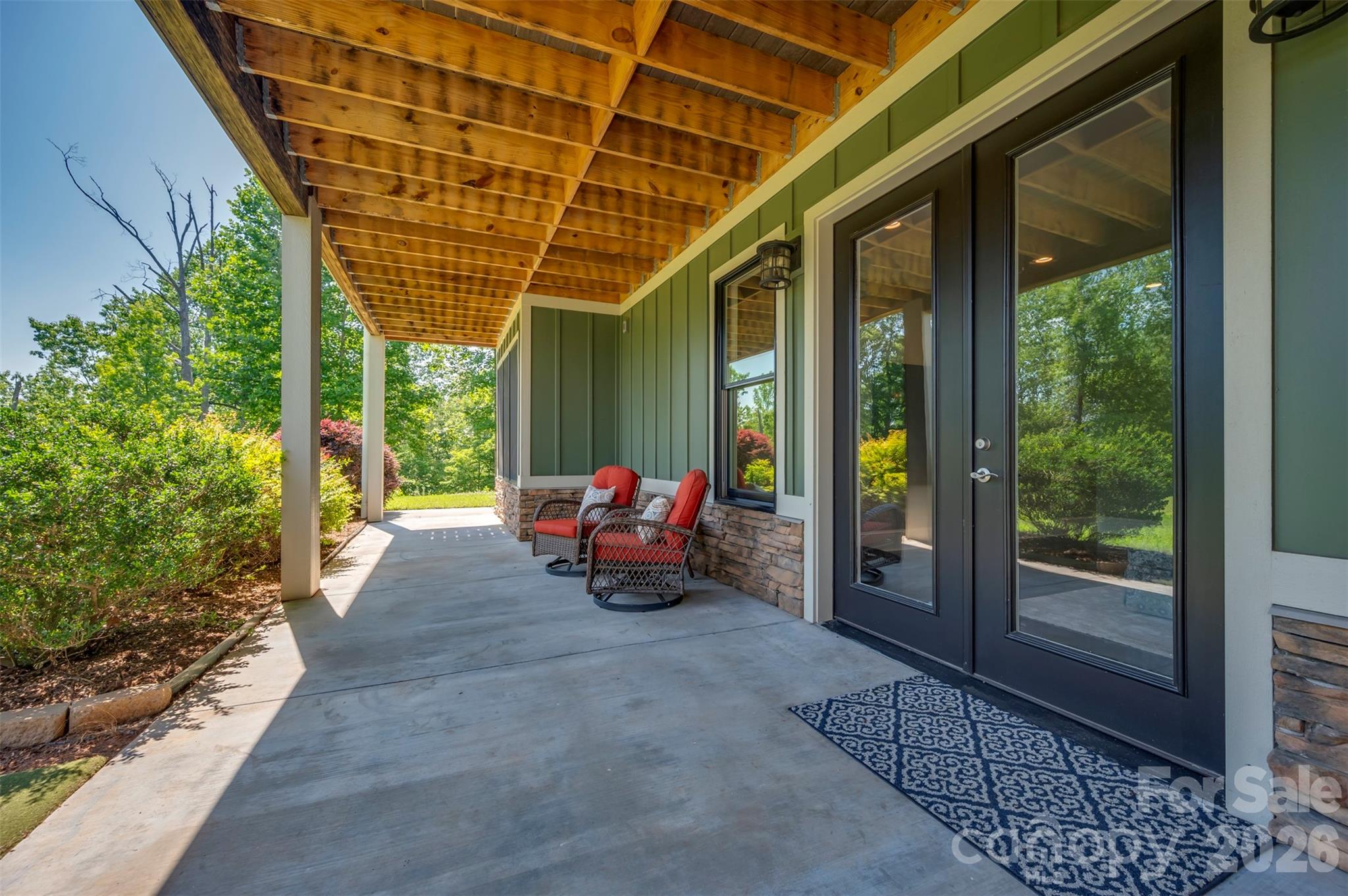 Lots of outdoor entertainment area - 398 Mapleton Lane, Columbus