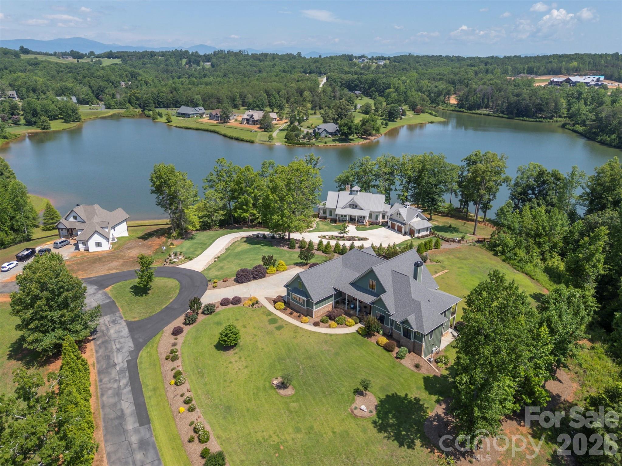 Beautiful lake views and walking trails - 398 Mapleton Lane, Columbus