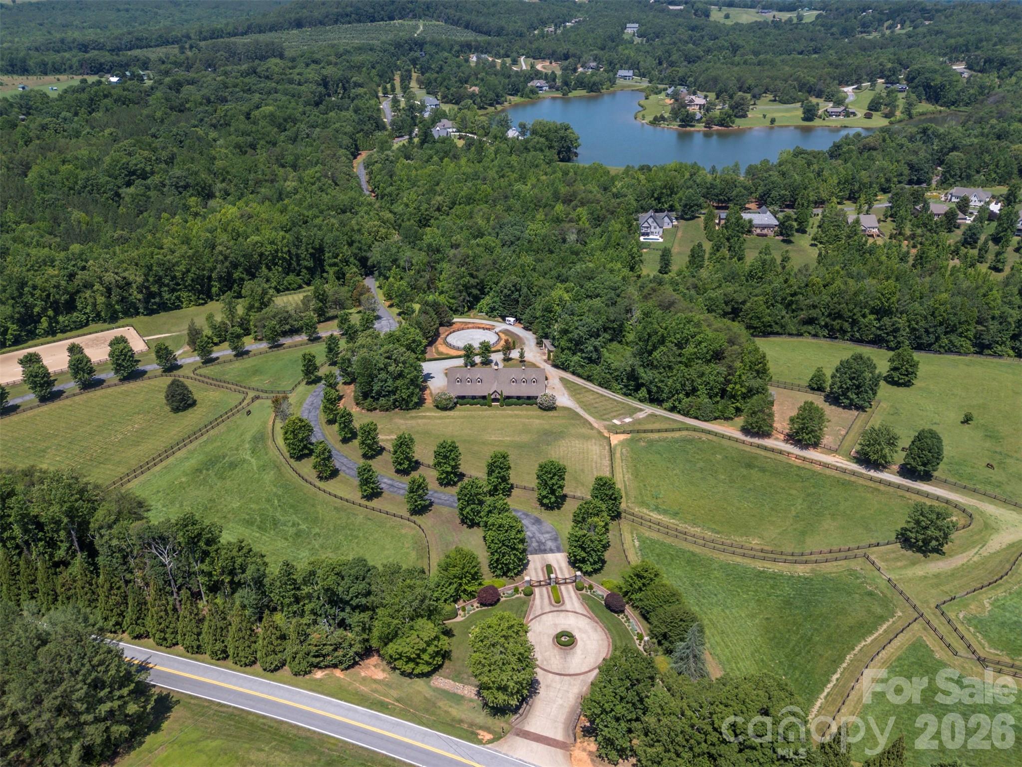 Only 10 minutes to I-26, I-74 and shopping - 398 Mapleton Lane, Columbus