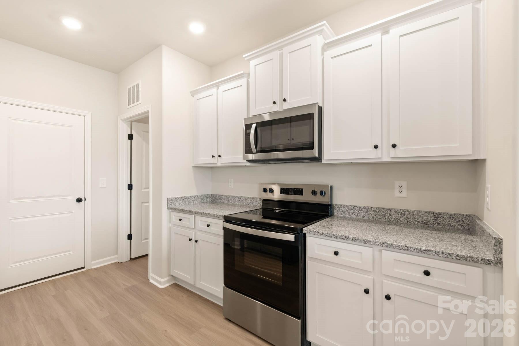 Single Family Residence at 421 Robindale Court, Winston Salem, photo 7 of 23