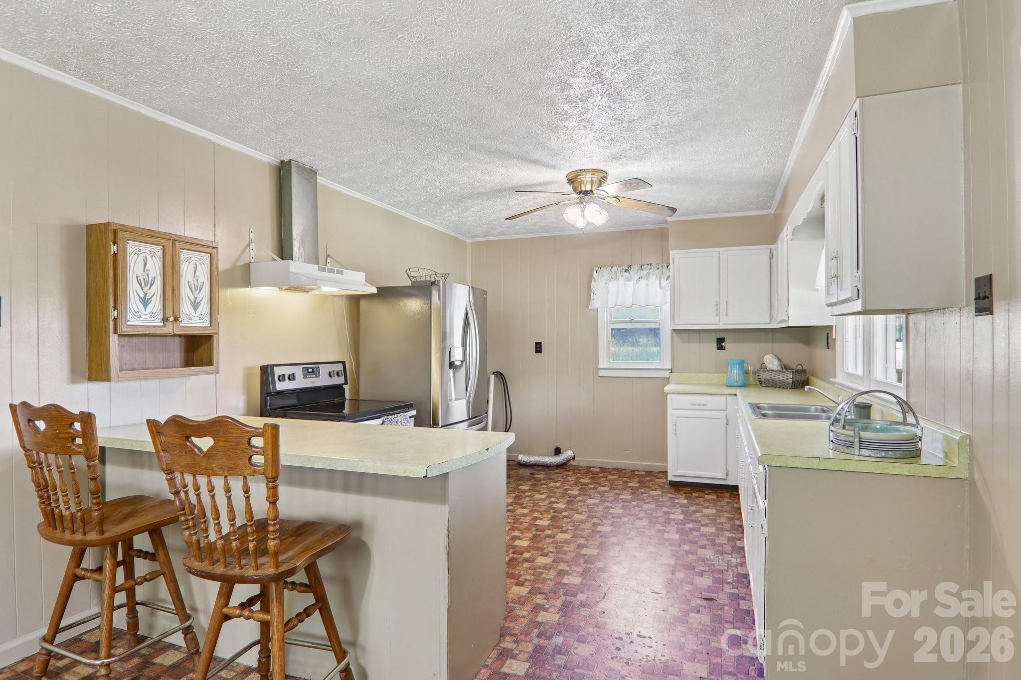 Large kitchen with breakfast bar - 414 Skyline Drive, Canton
